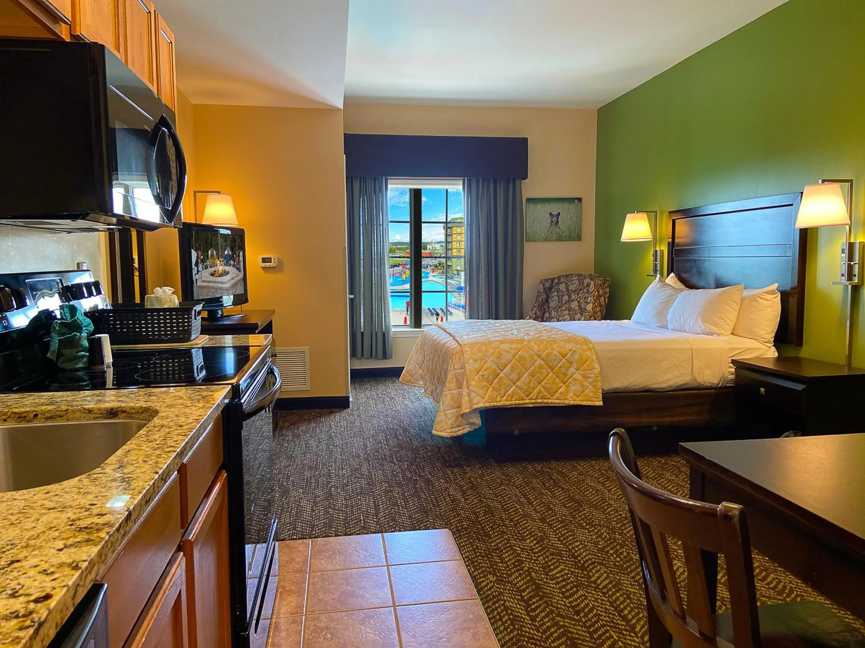 Kitchen or kitchenette, Bed in The Resort at Governor's Crossing Kitchen or kitchenette, Bed in The Resort at Governor's Crossing