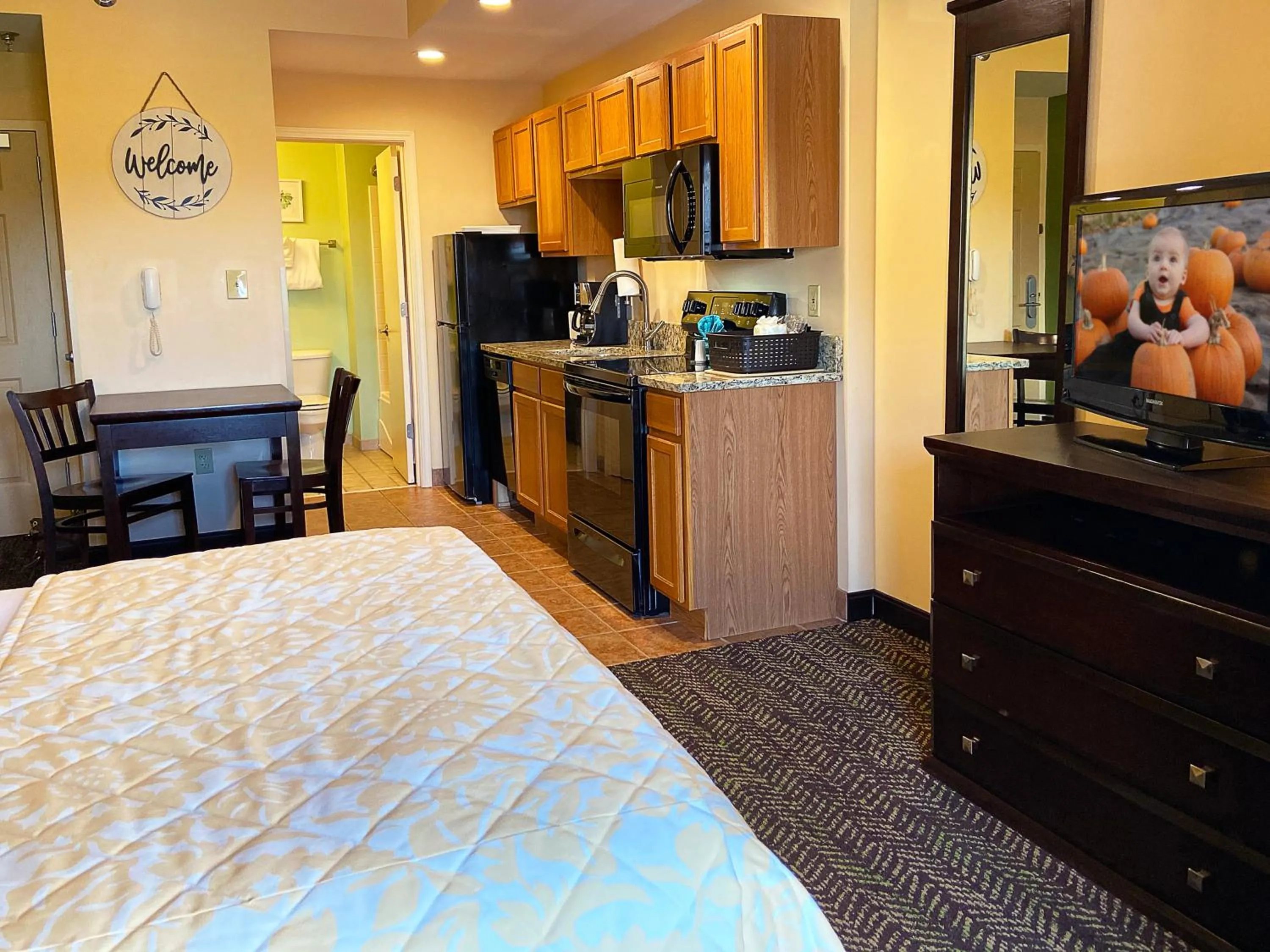 Kitchen or kitchenette, Bed in The Resort at Governor's Crossing