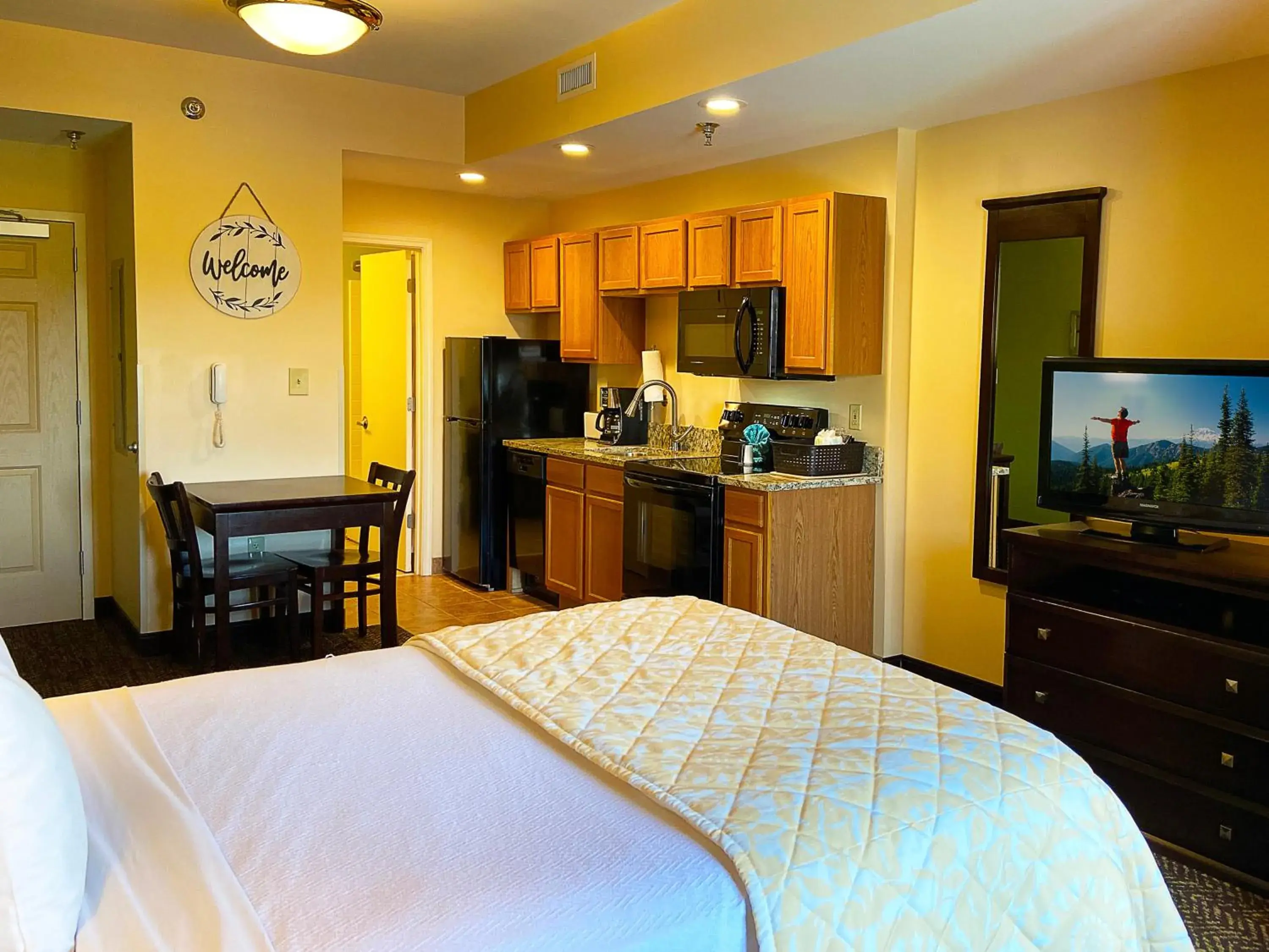 Kitchen or kitchenette, Bed in The Resort at Governor's Crossing Kitchen or kitchenette, Bed in The Resort at Governor's Crossing