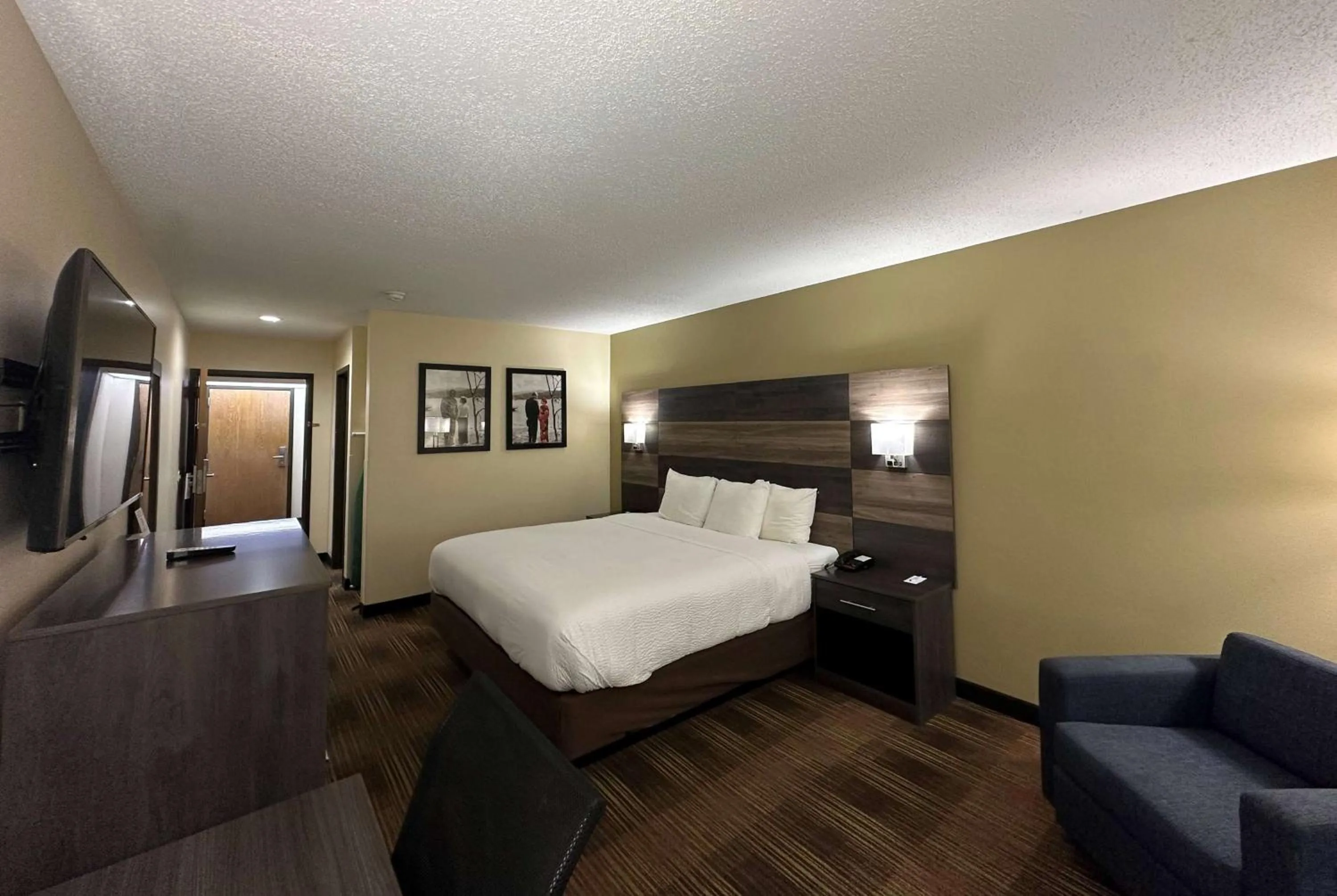Photo of the whole room, Bed in AmericInn by Wyndham Fort Atkinson