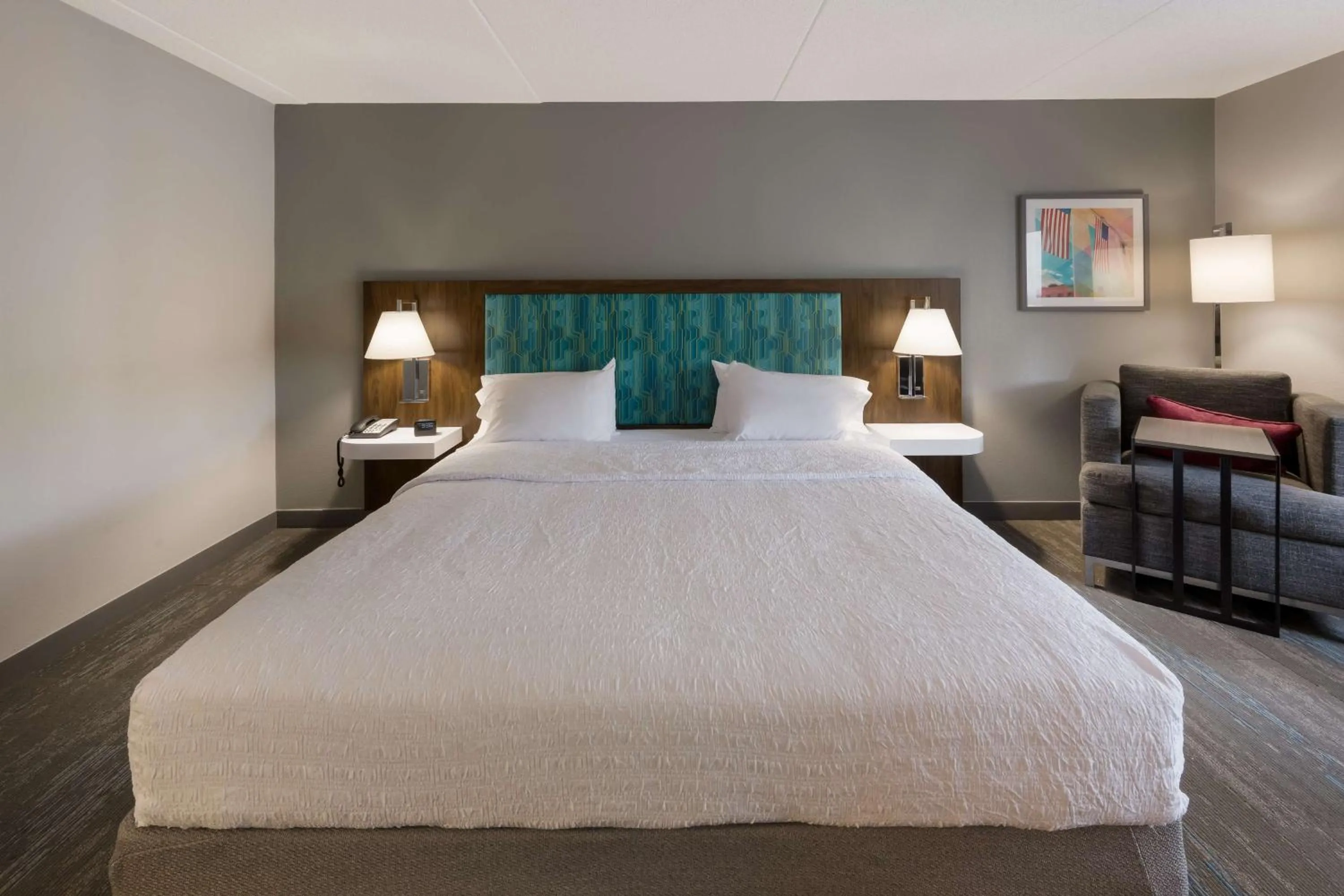 Bed in Hampton Inn and Suites Fredericksburg