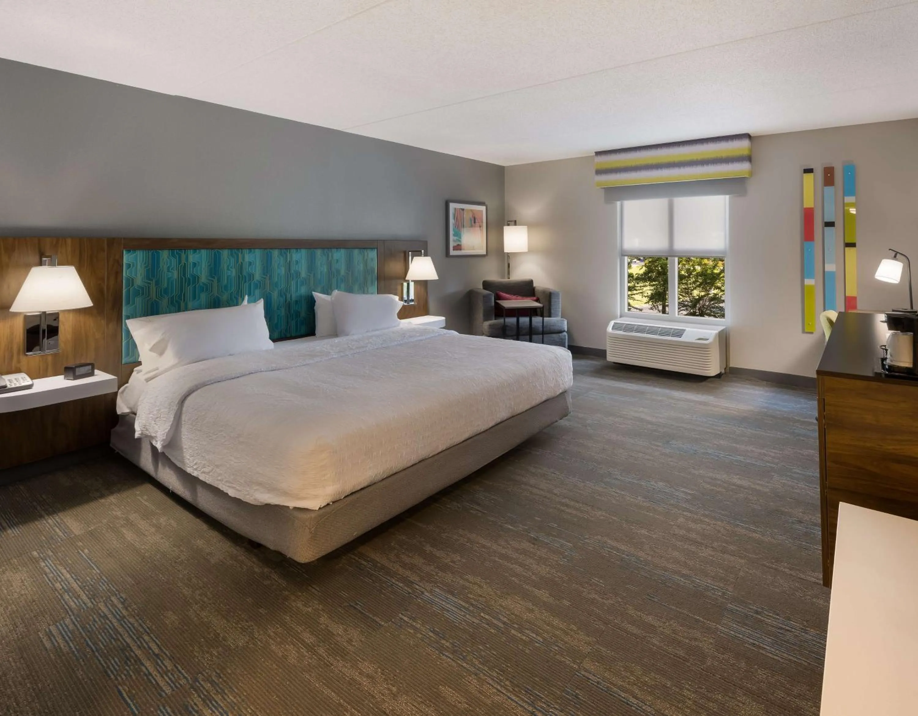 Bed in Hampton Inn and Suites Fredericksburg