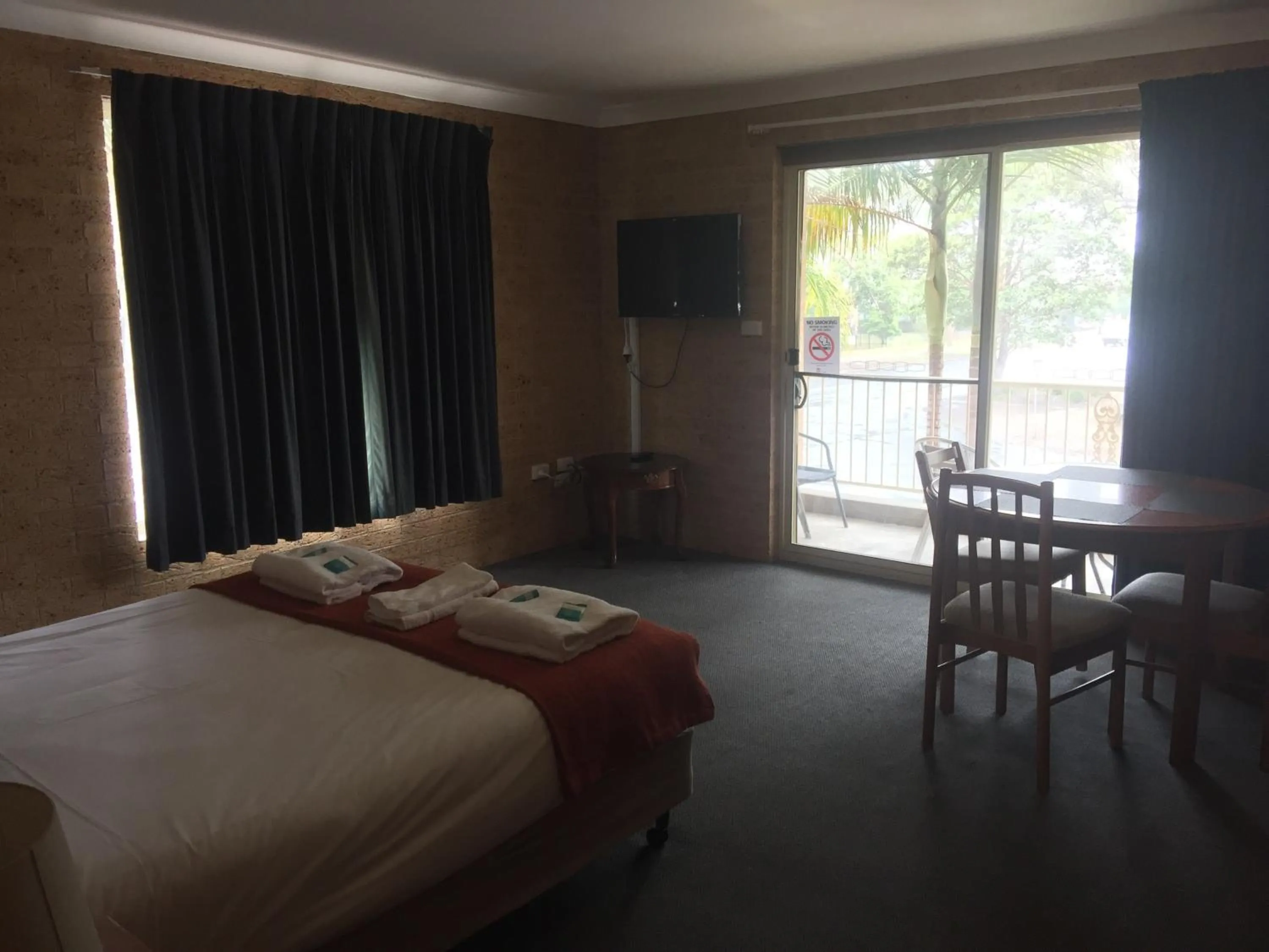 Living room, Bed in Huskisson Bayside Resort