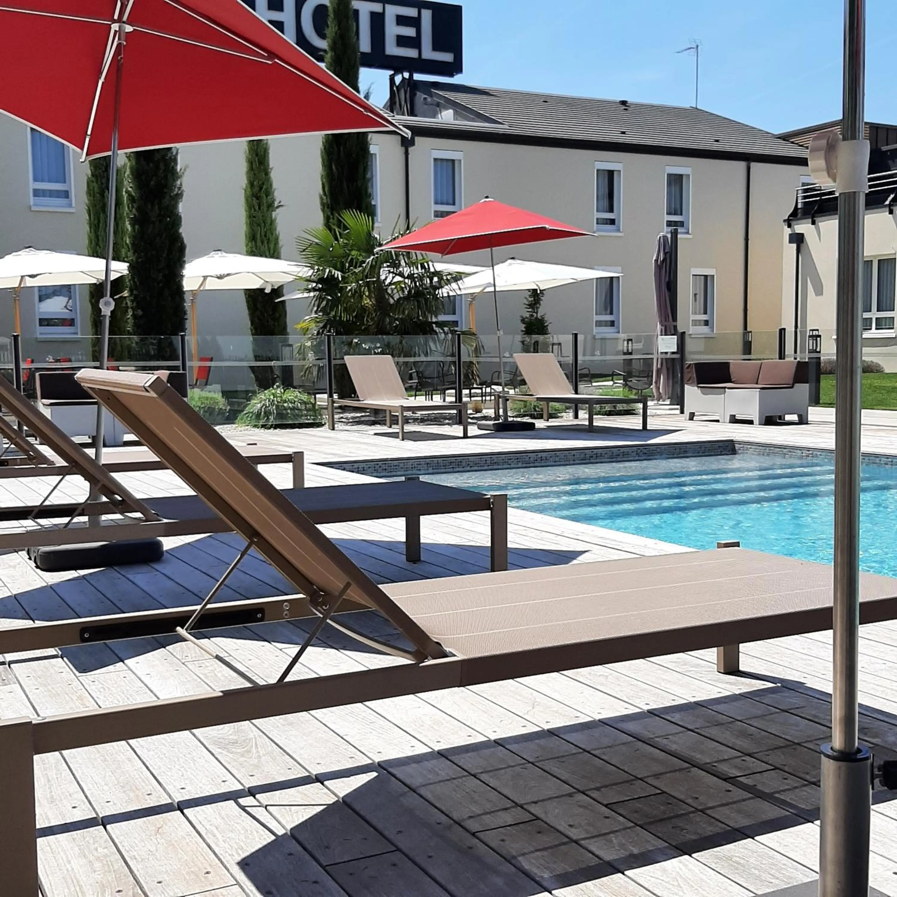 Swimming pool in Logis Hotel Relais Saint Jacques - Châteauroux