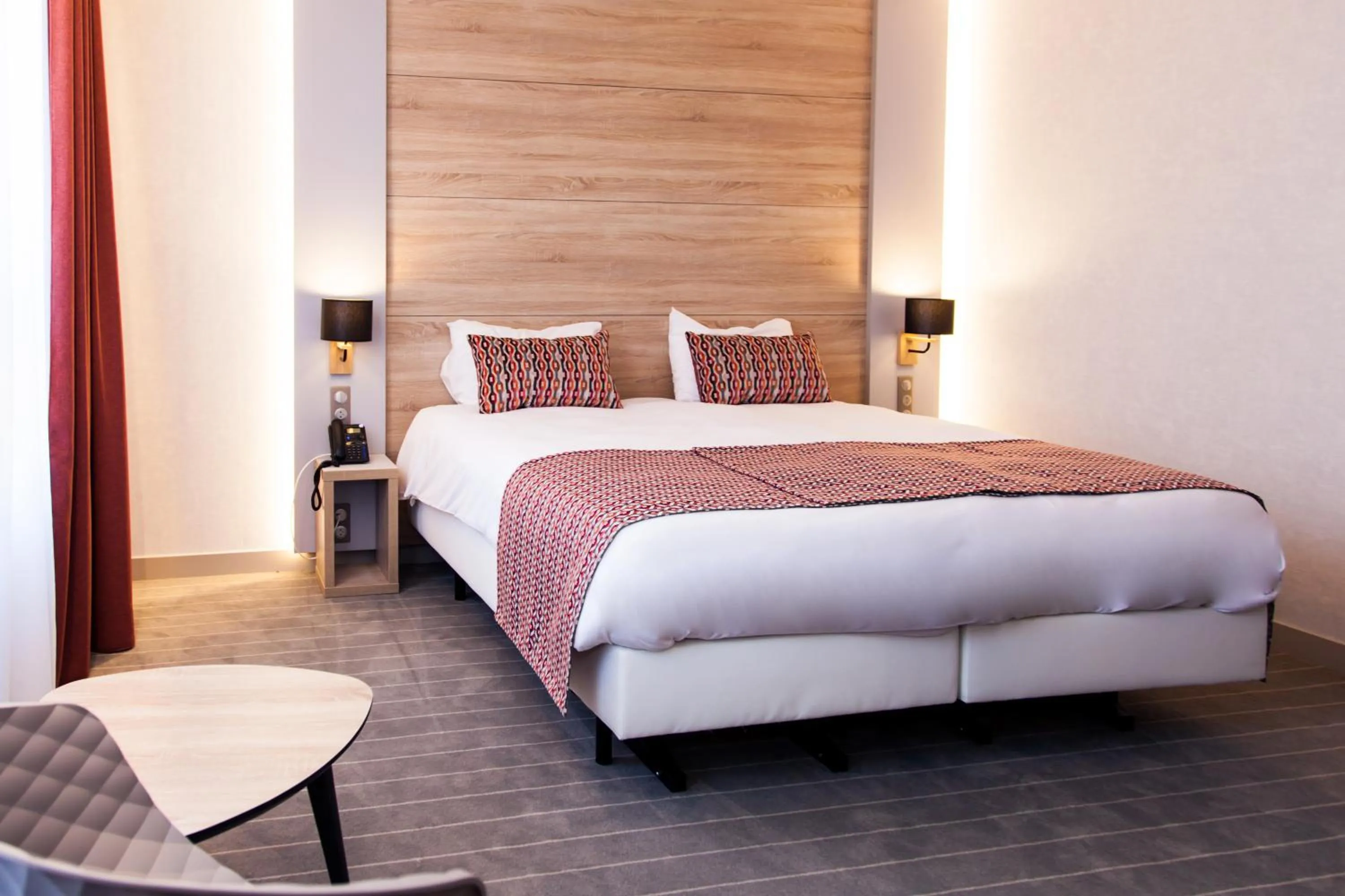 Bedroom, Bed in Logis Hotel Relais Saint Jacques - Châteauroux