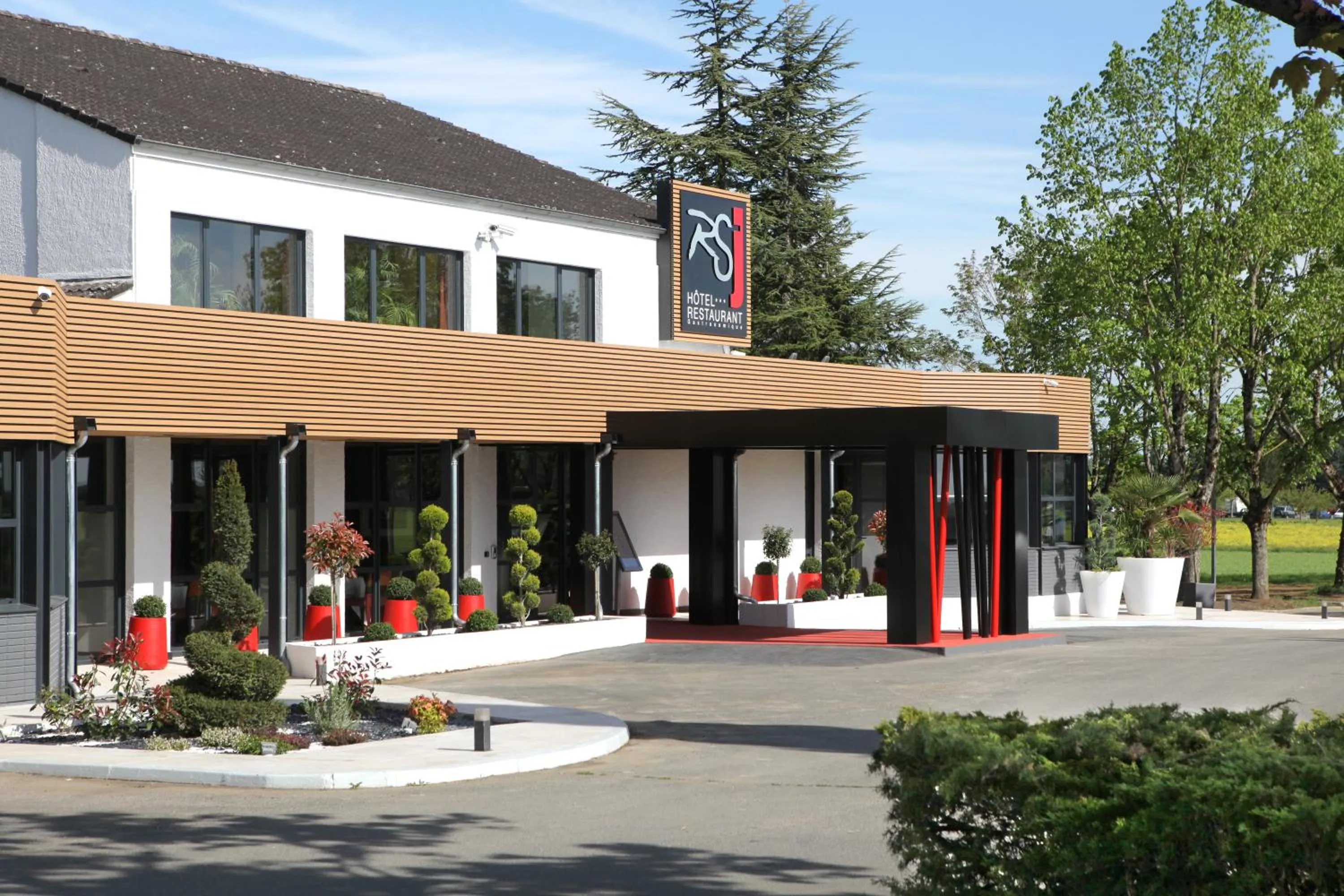 Facade/entrance in Logis Hotel Relais Saint Jacques - Châteauroux