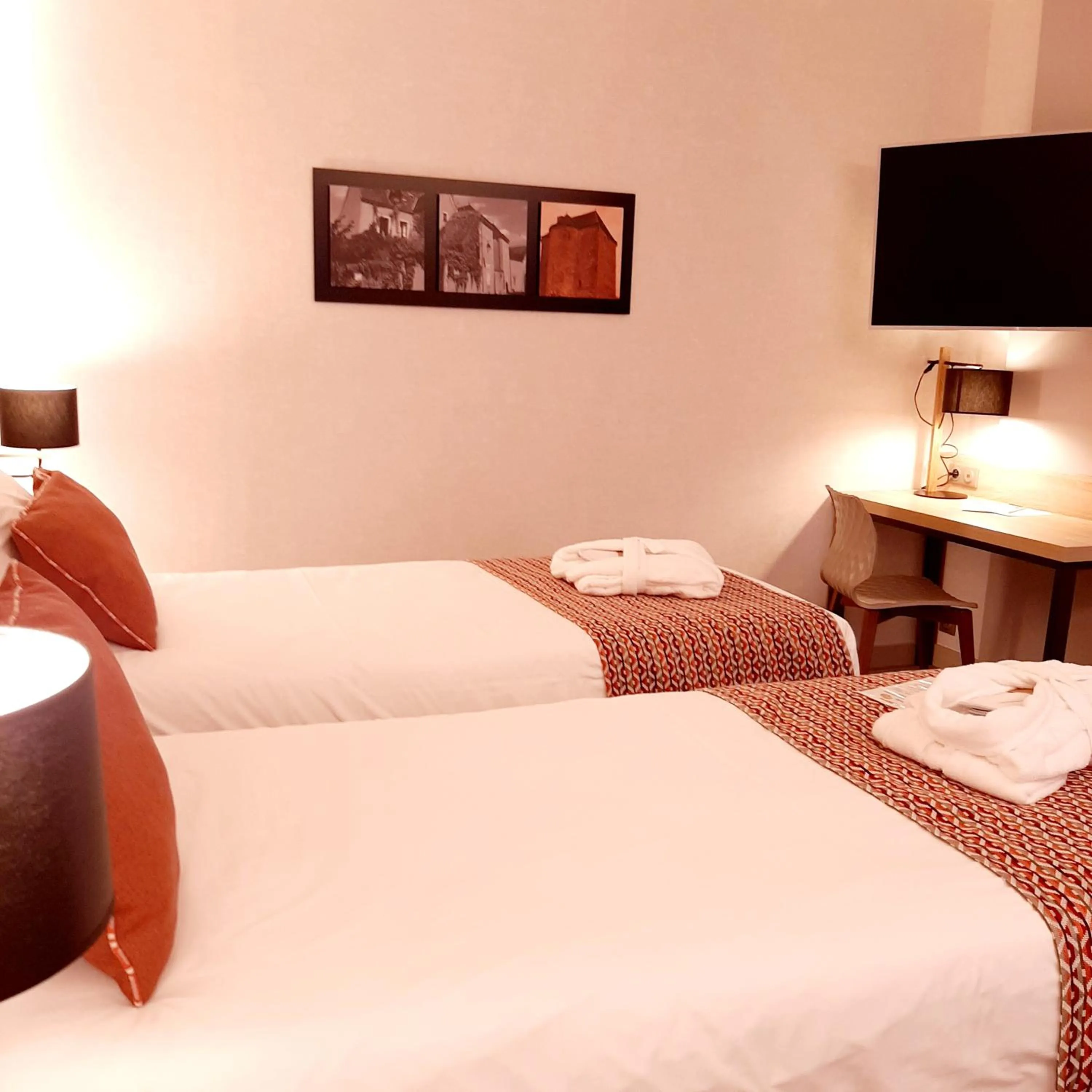 Bed in Logis Hotel Relais Saint Jacques - Châteauroux