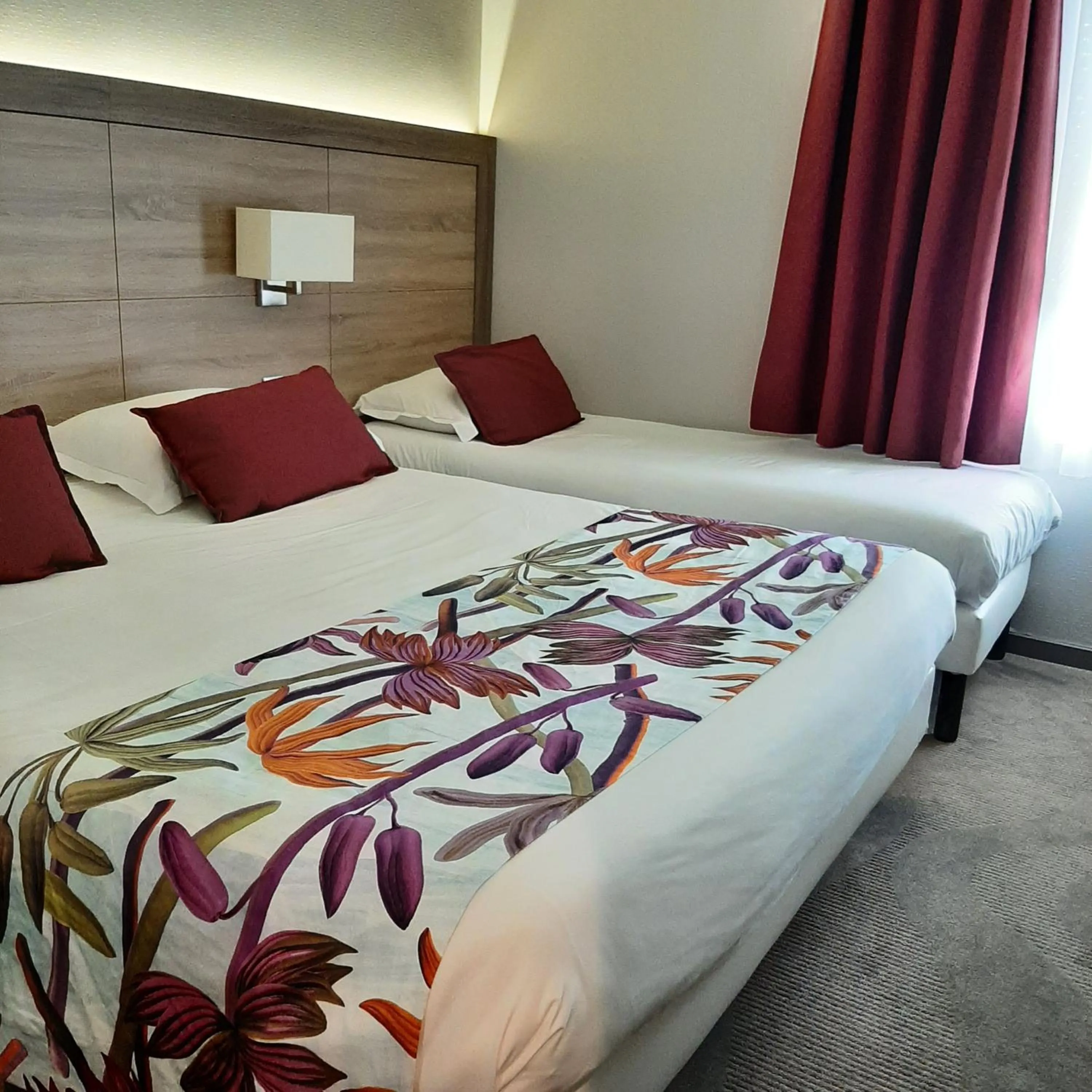 Bed in Logis Hotel Relais Saint Jacques - Châteauroux