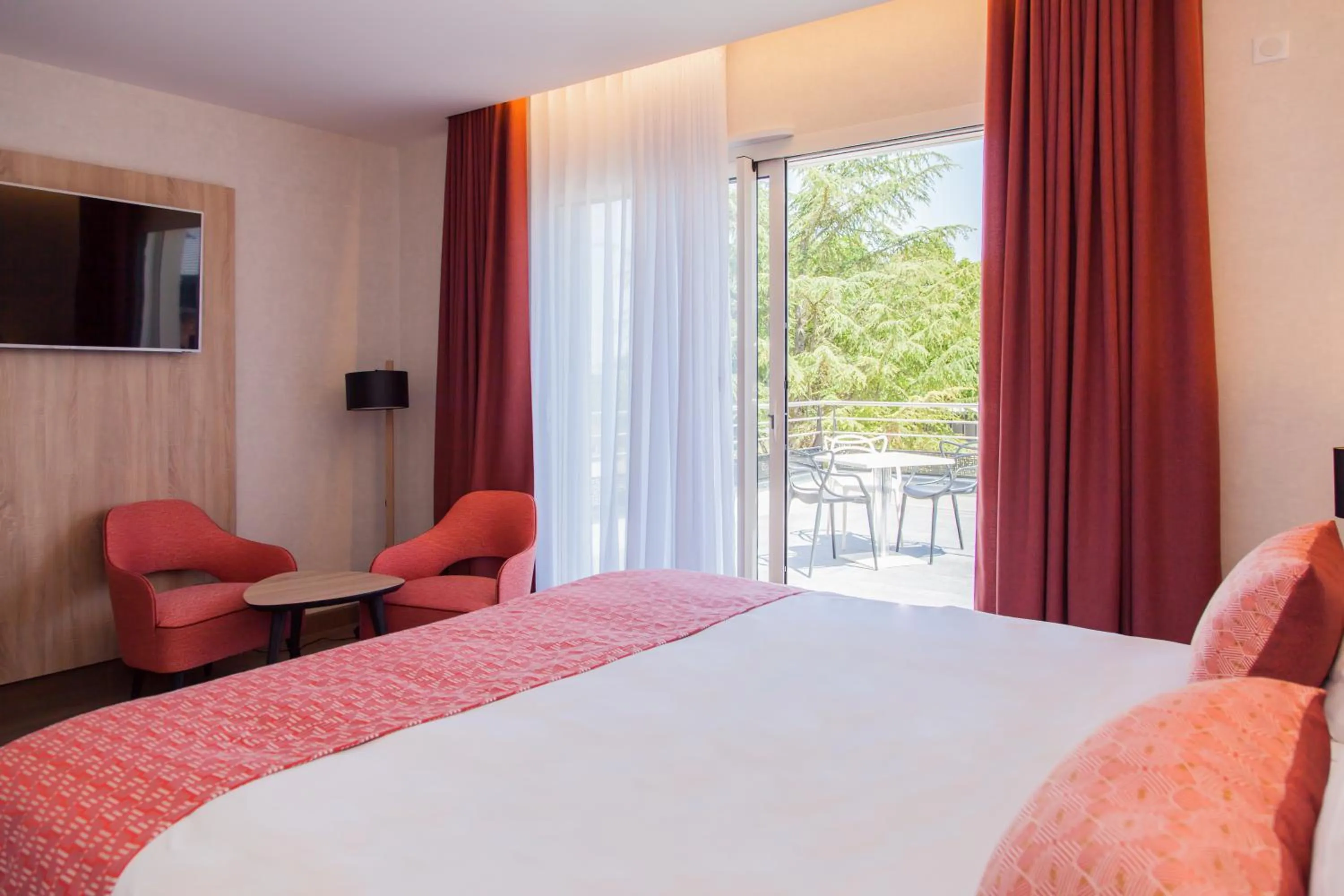 Photo of the whole room, Bed in Logis Hotel Relais Saint Jacques - Châteauroux