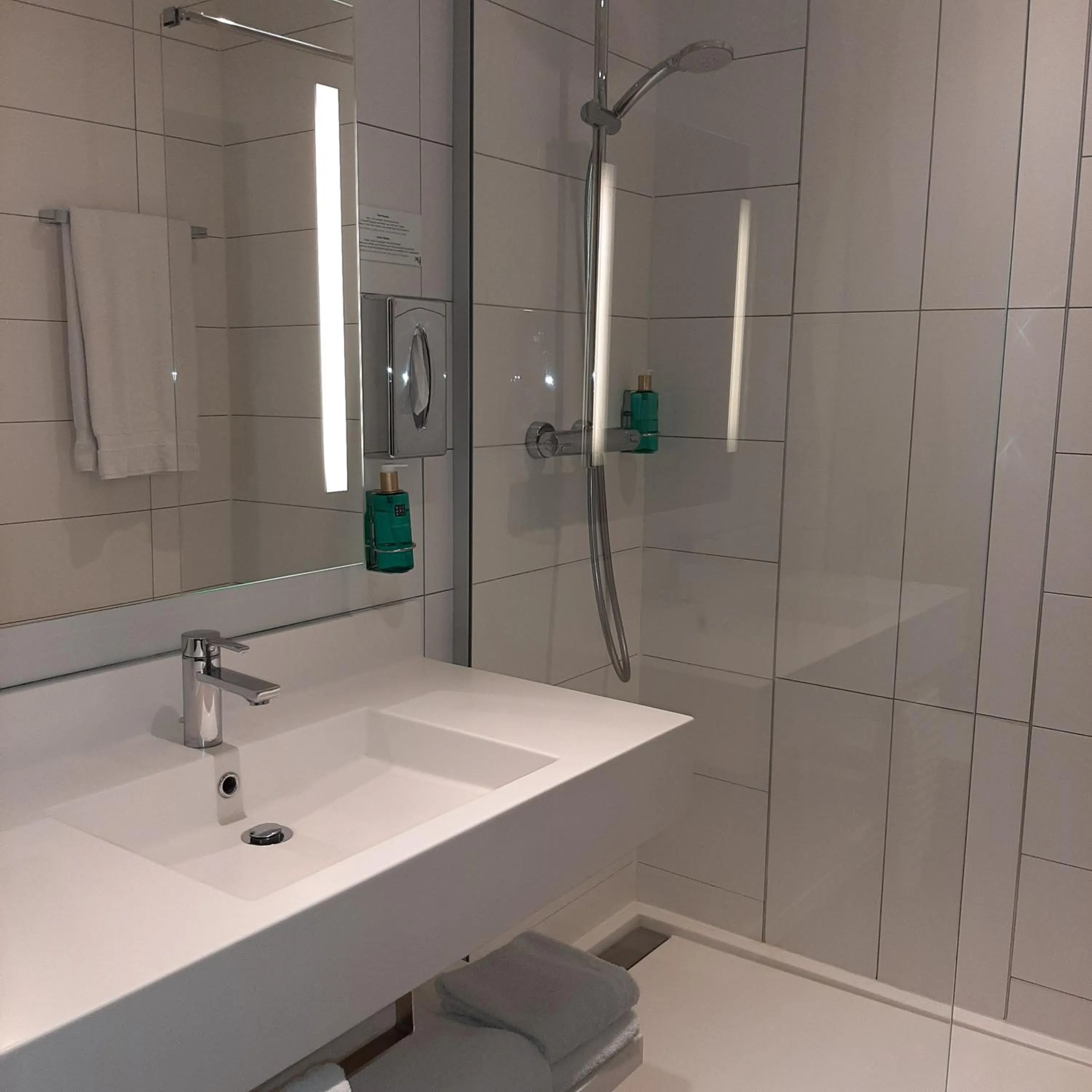 Shower in Logis Hotel Relais Saint Jacques - Châteauroux