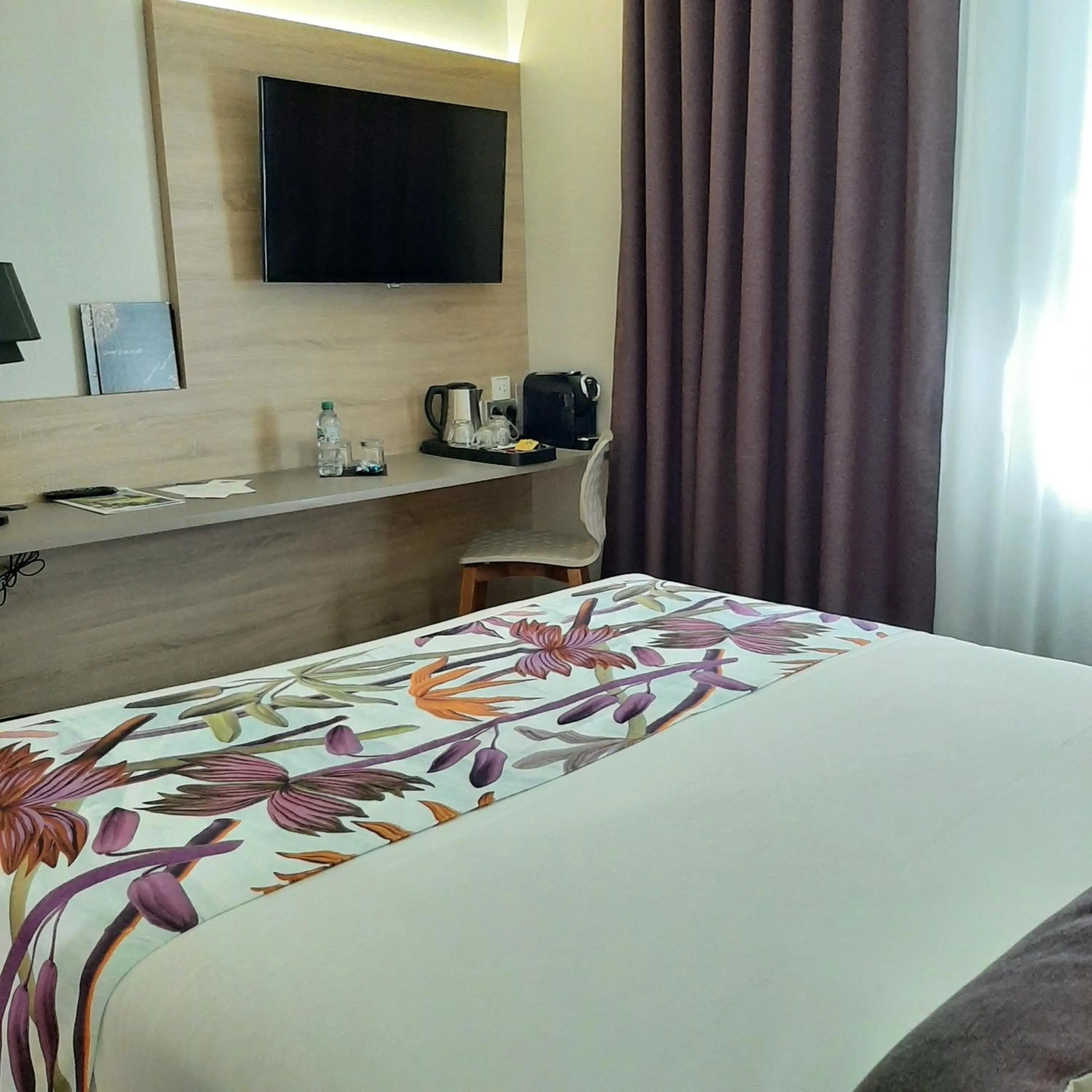 Bed in Logis Hotel Relais Saint Jacques - Châteauroux