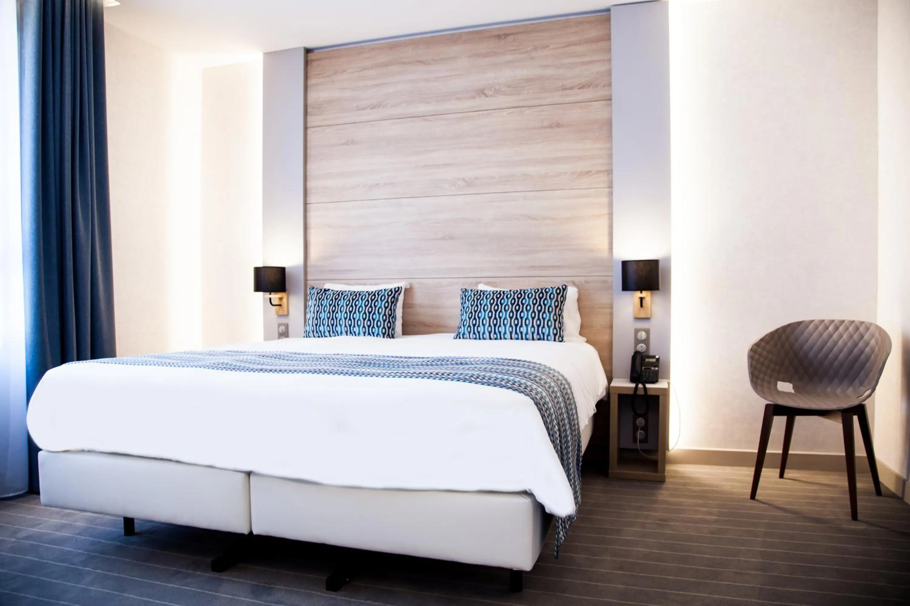 Bed in Logis Hotel Relais Saint Jacques - Châteauroux