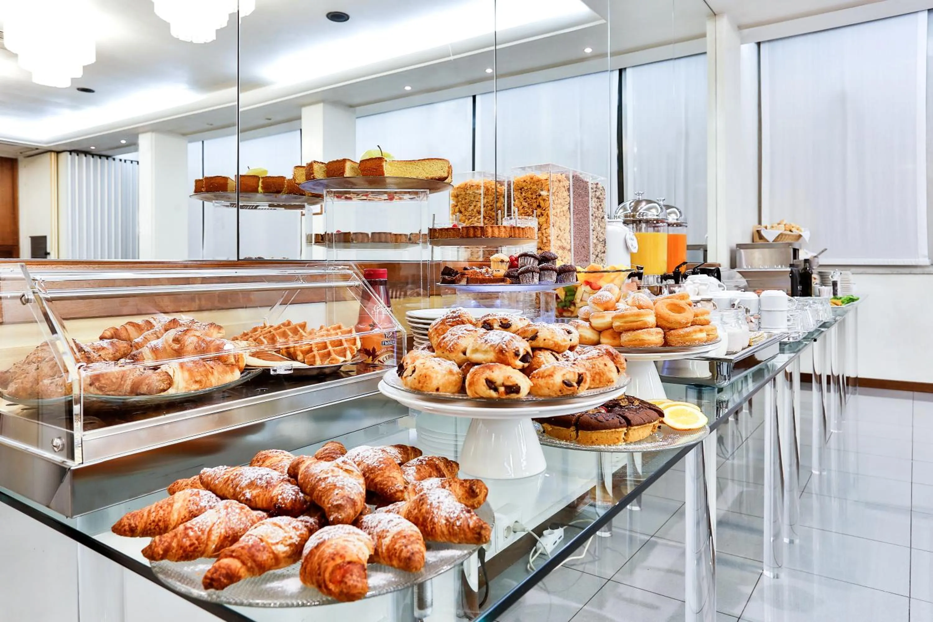 Restaurant/places to eat in Hotel Sunset