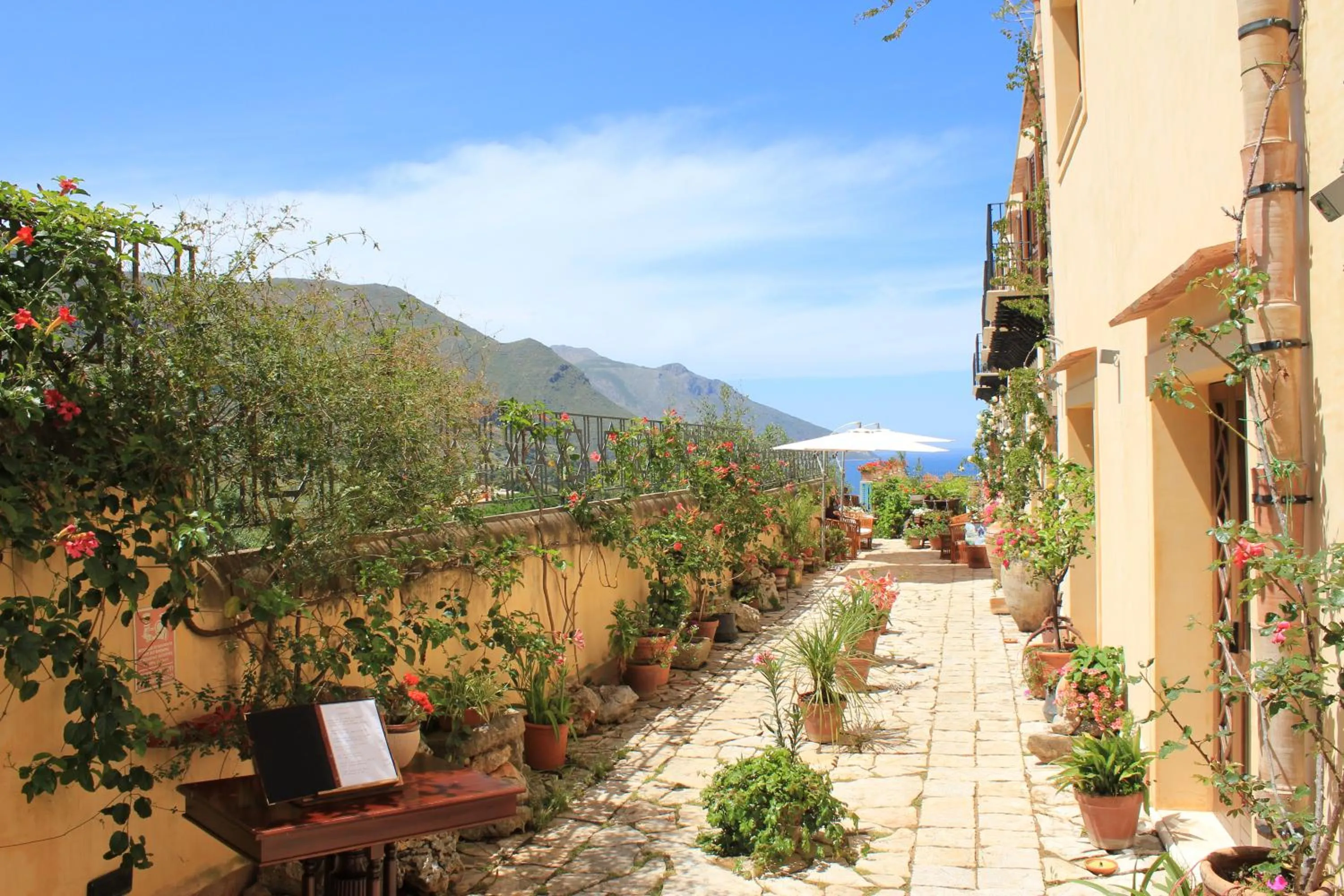 Facade/entrance in Torre Bennistra
