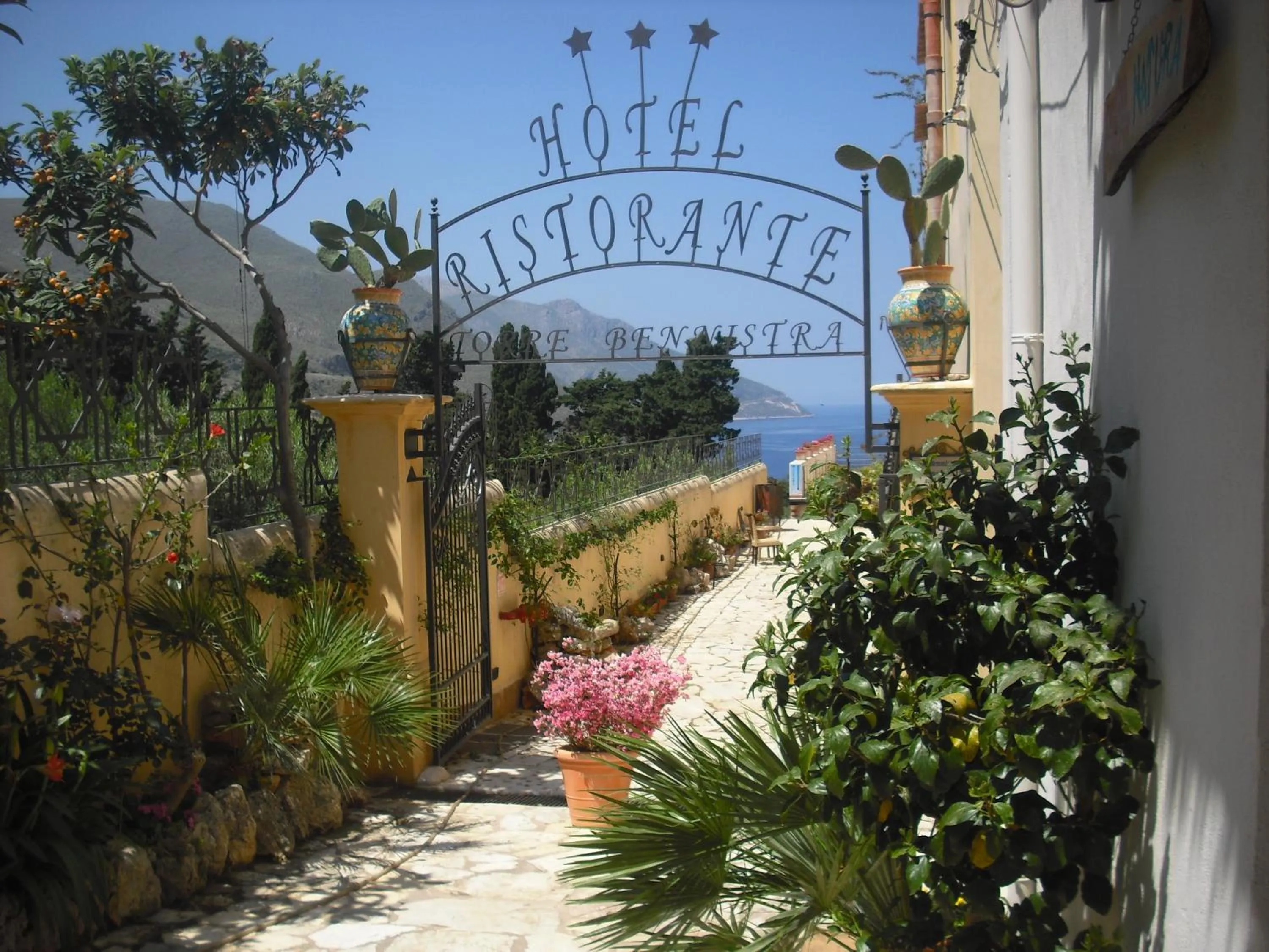 Facade/entrance in Torre Bennistra