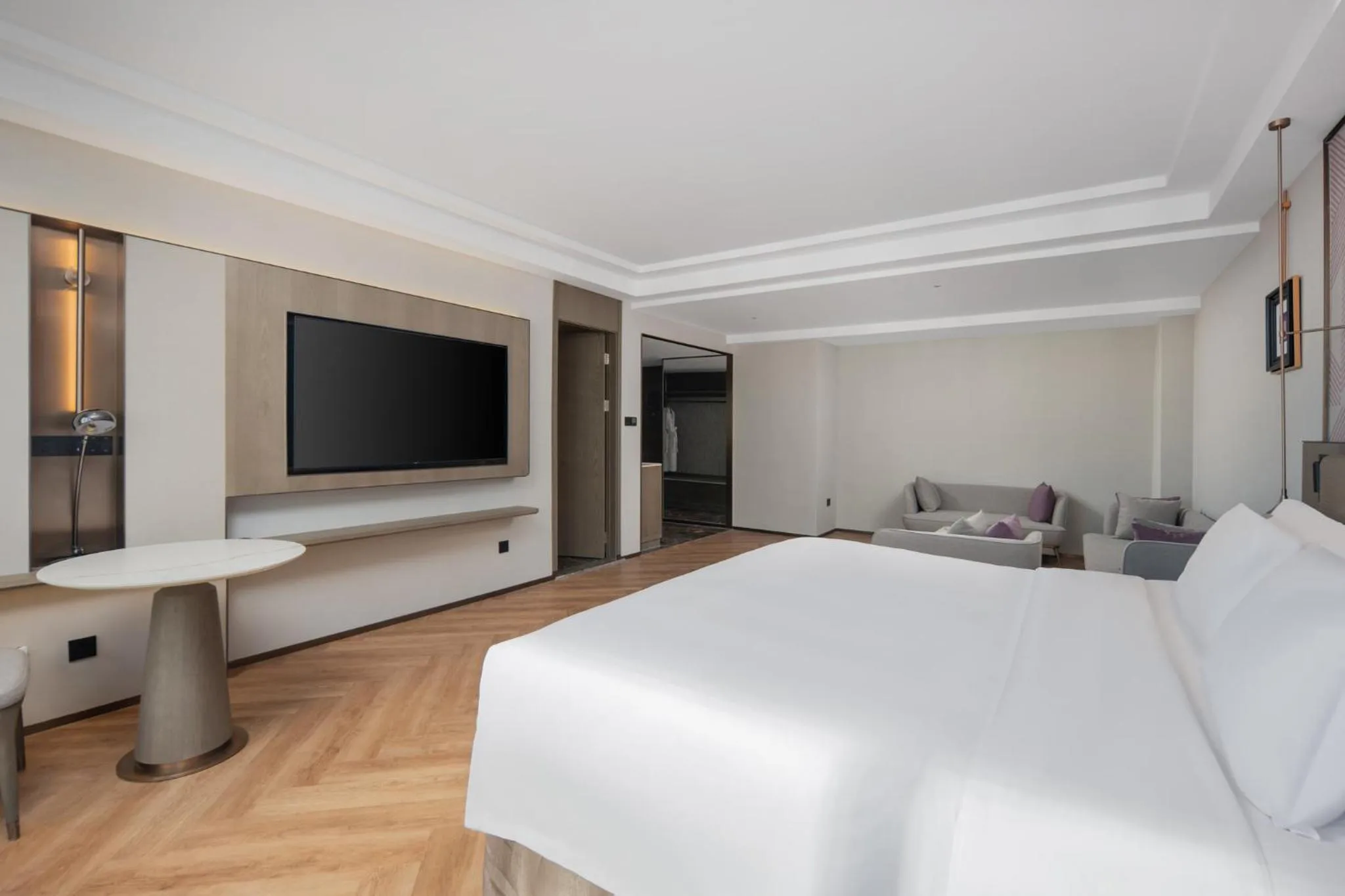 Photo of the whole room, Bed in Crowne Plaza City Center Ningbo by IHG - Near Ningbo Railway Station