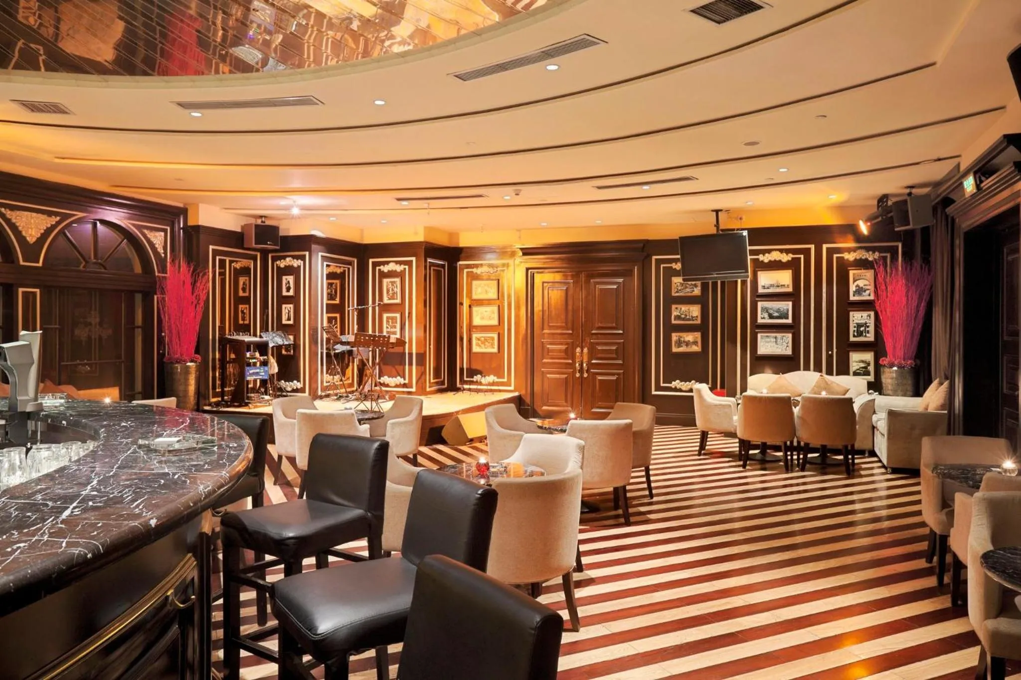 Lounge or bar in Crowne Plaza City Center Ningbo by IHG - Near Ningbo Railway Station