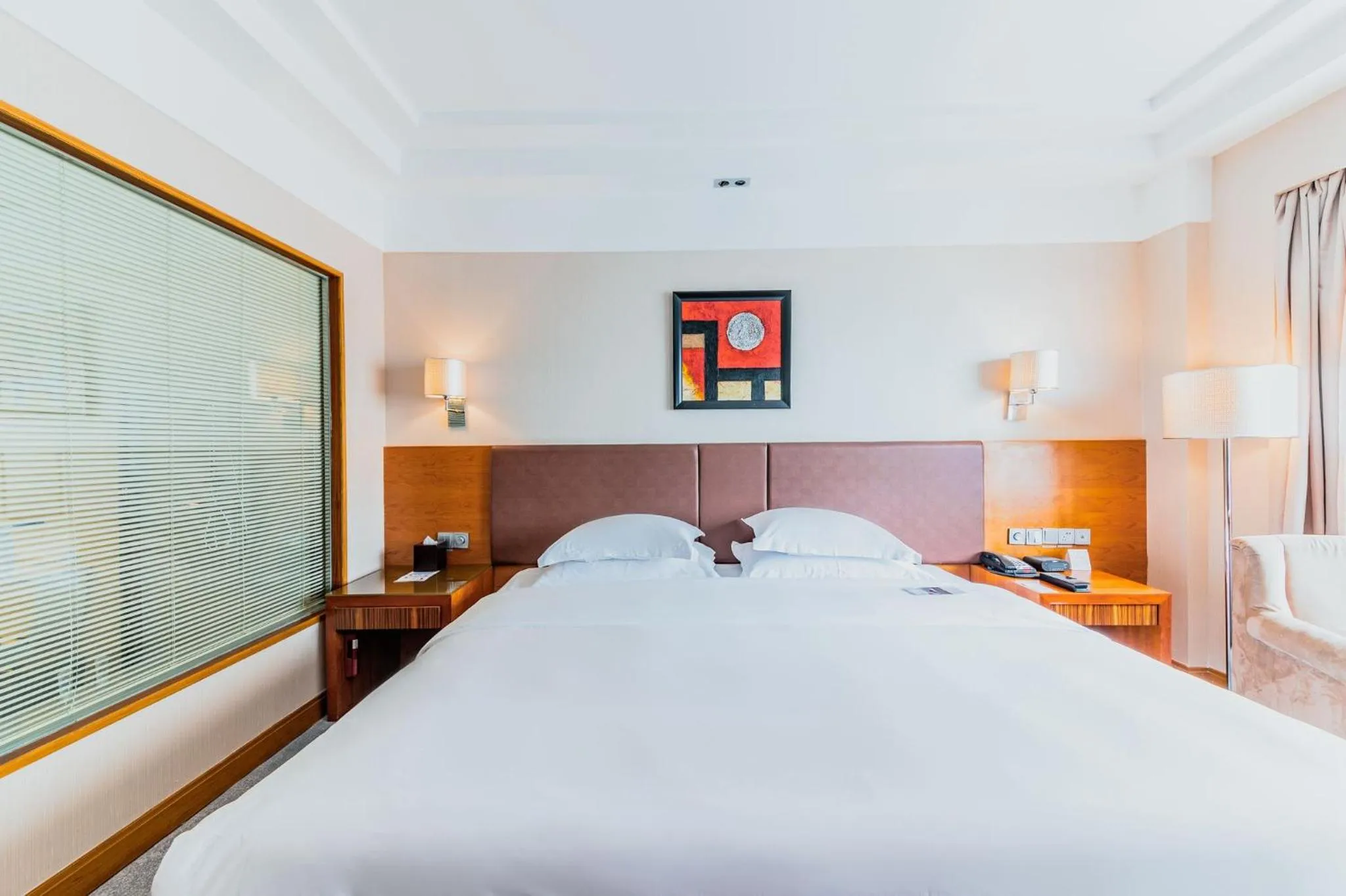 Photo of the whole room, Bed in Crowne Plaza City Center Ningbo by IHG - Near Ningbo Railway Station