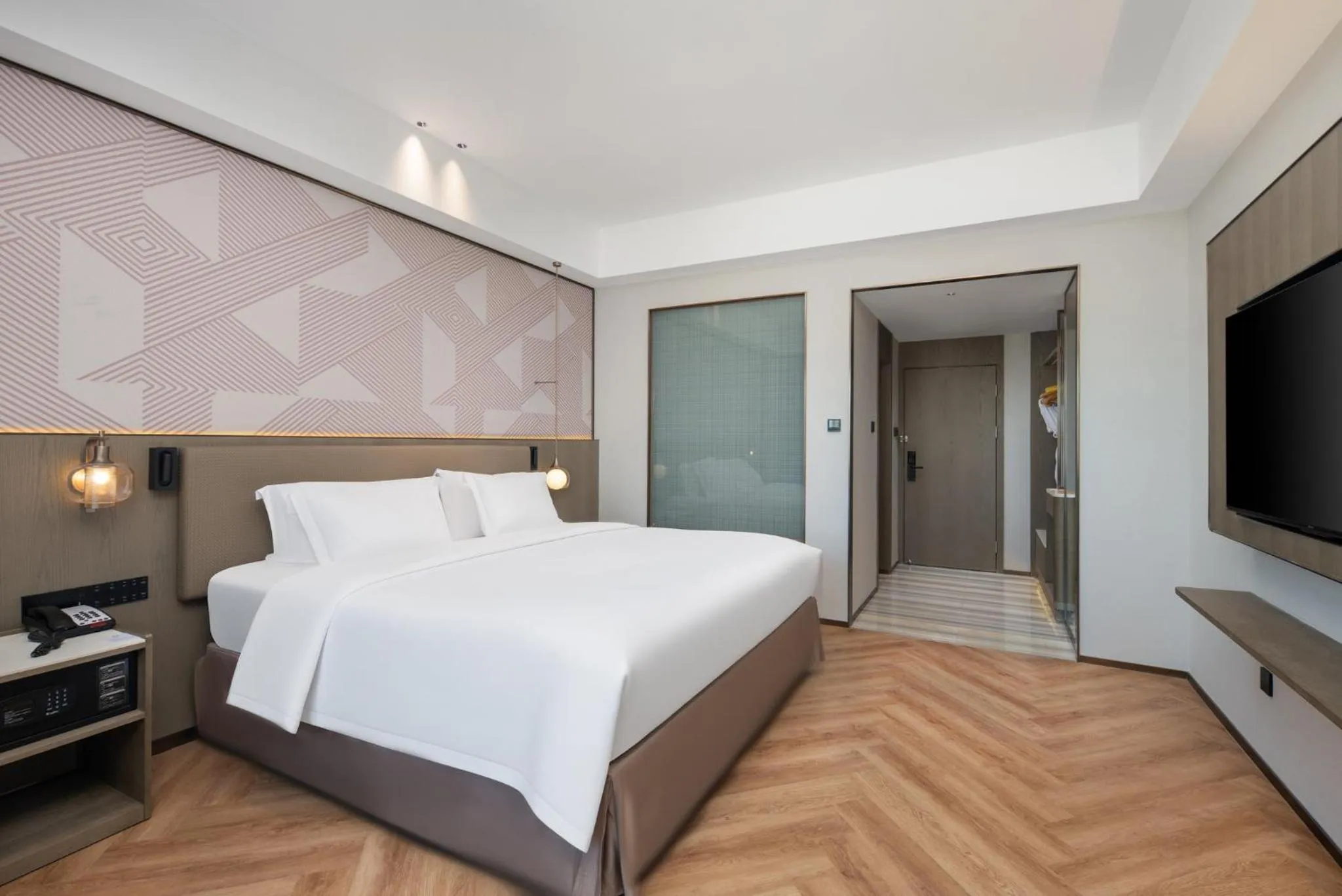 Photo of the whole room, Bed in Crowne Plaza City Center Ningbo by IHG - Near Ningbo Railway Station