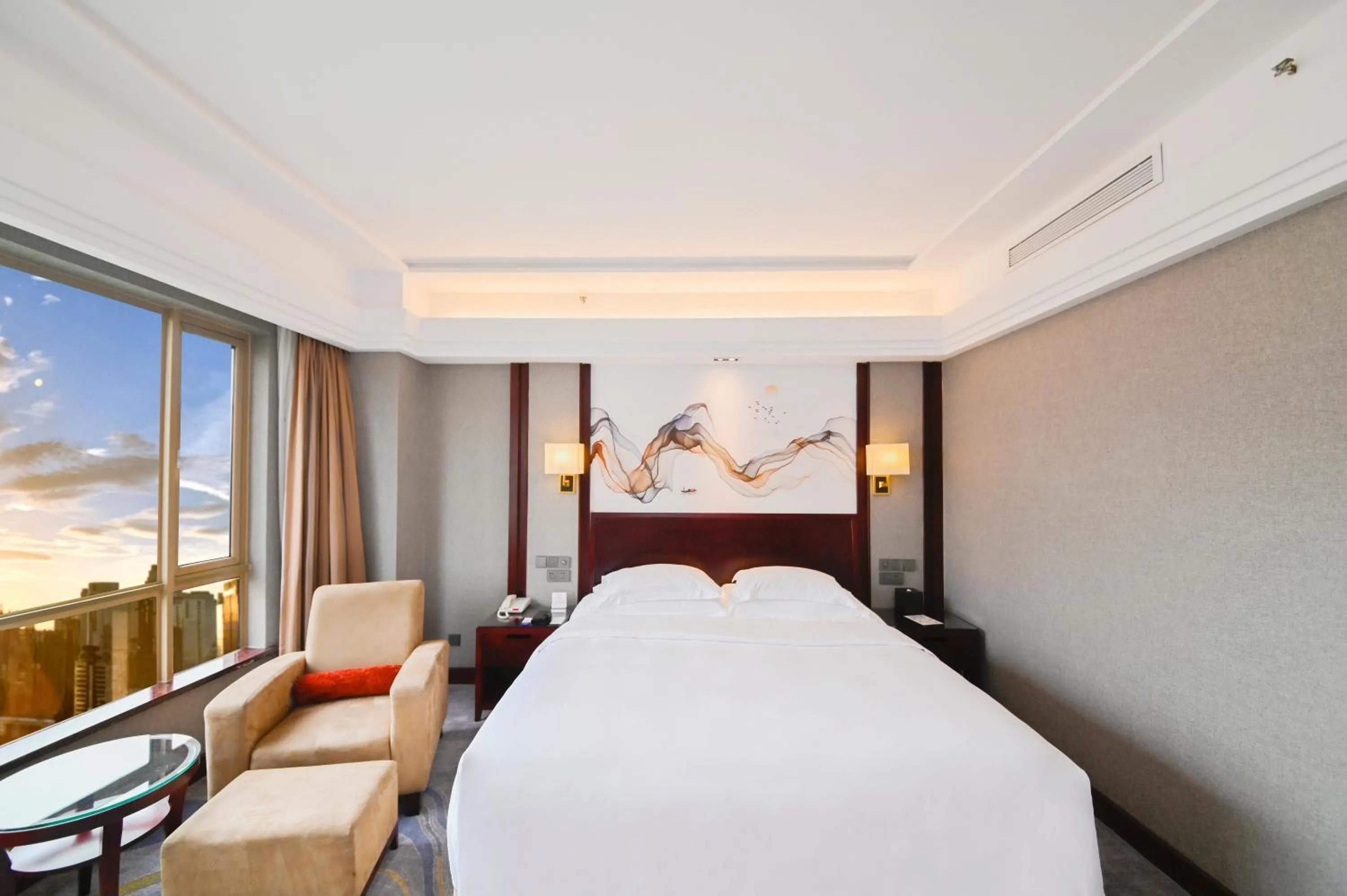 Photo of the whole room, Bed in Crowne Plaza City Center Ningbo by IHG - Near Ningbo Railway Station