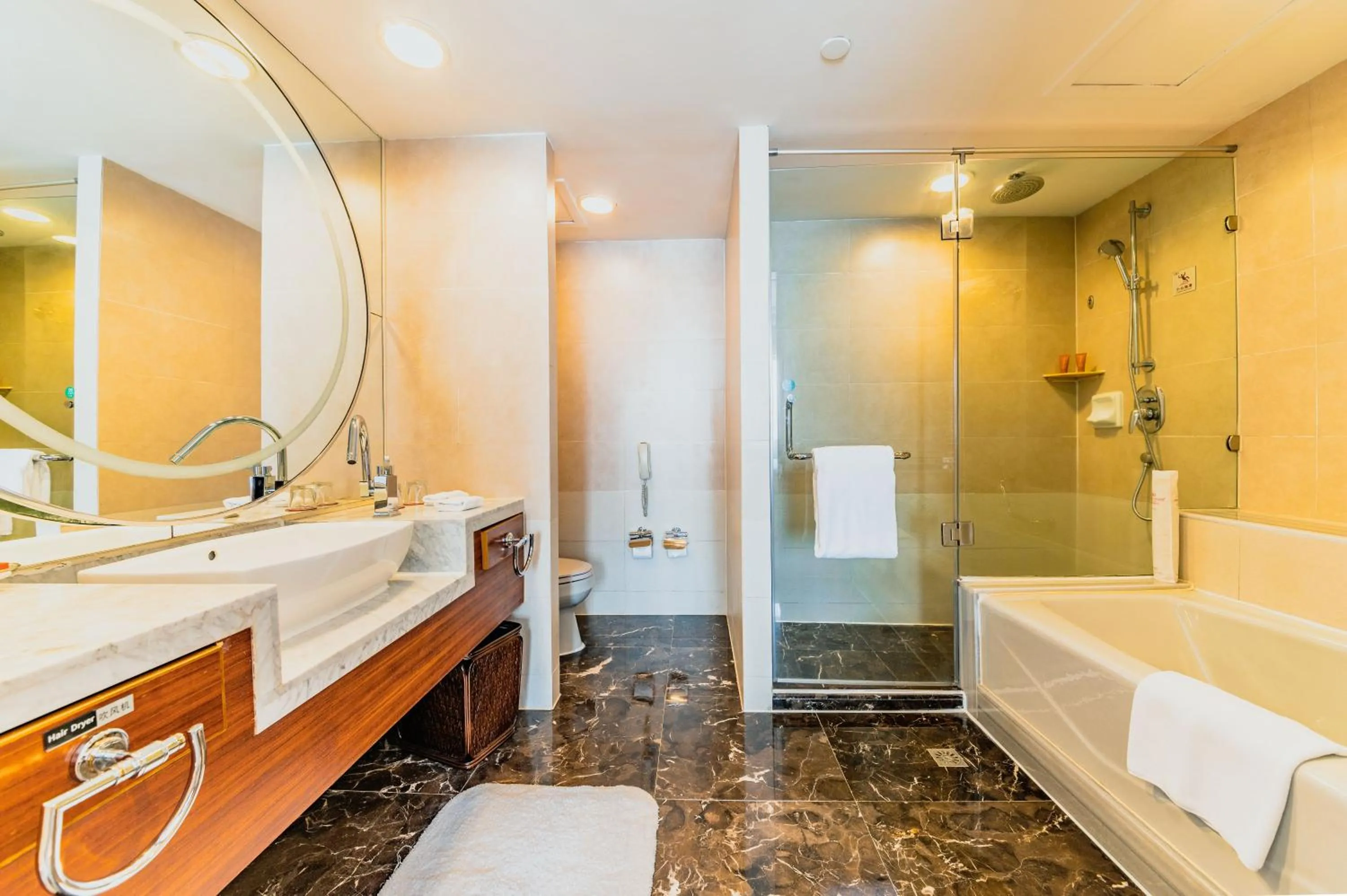 Toilet in Crowne Plaza City Center Ningbo by IHG - Near Ningbo Railway Station
