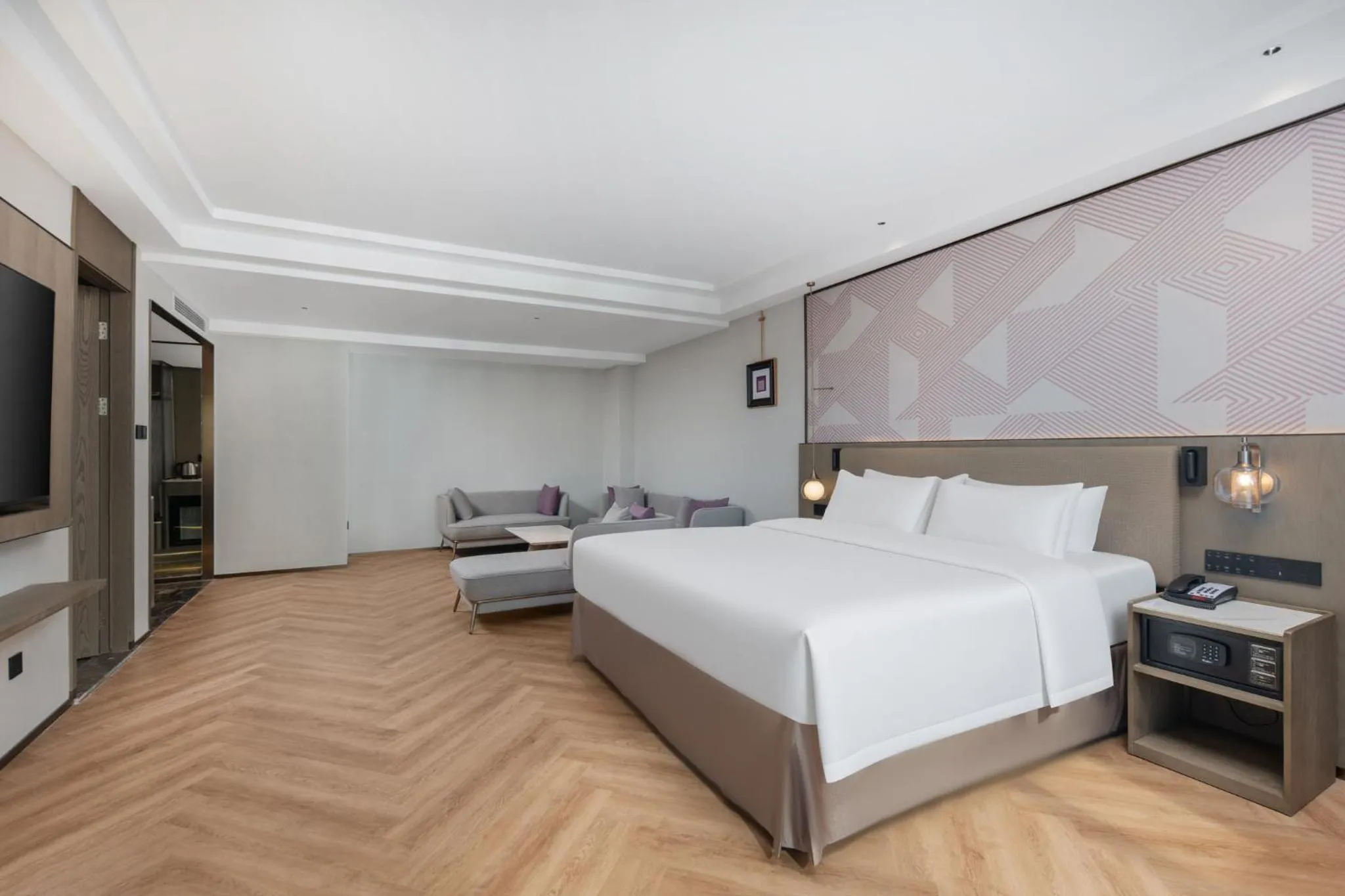 Photo of the whole room, Bed in Crowne Plaza City Center Ningbo by IHG - Near Ningbo Railway Station