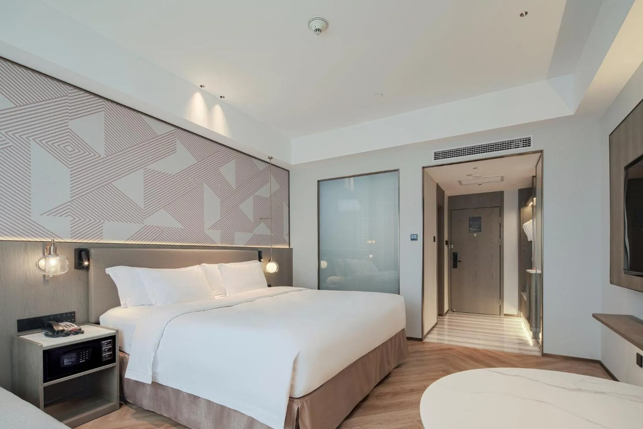 Photo of the whole room, Bed in Crowne Plaza City Center Ningbo by IHG - Near Ningbo Railway Station