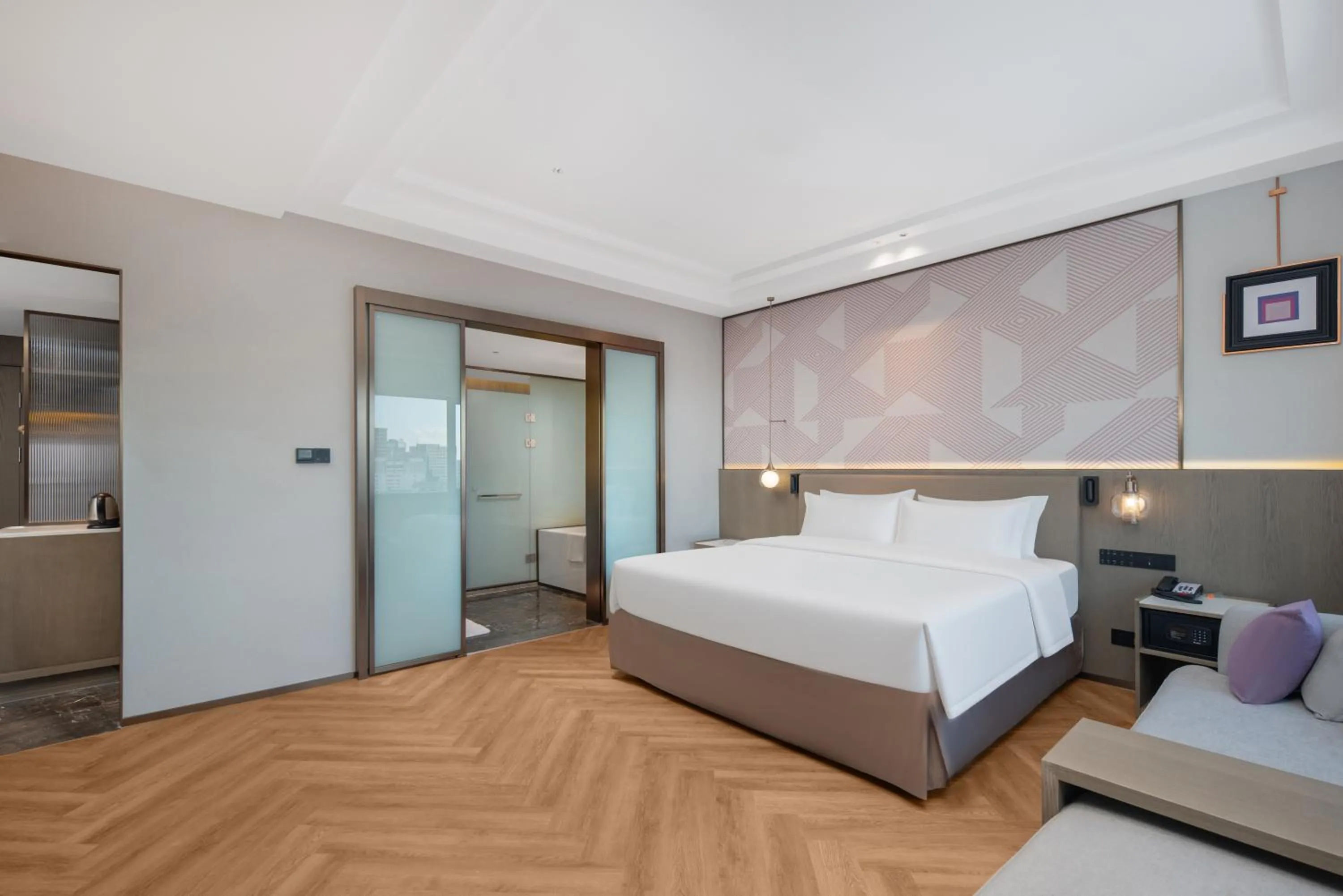 Photo of the whole room, Bed in Crowne Plaza City Center Ningbo by IHG - Near Ningbo Railway Station