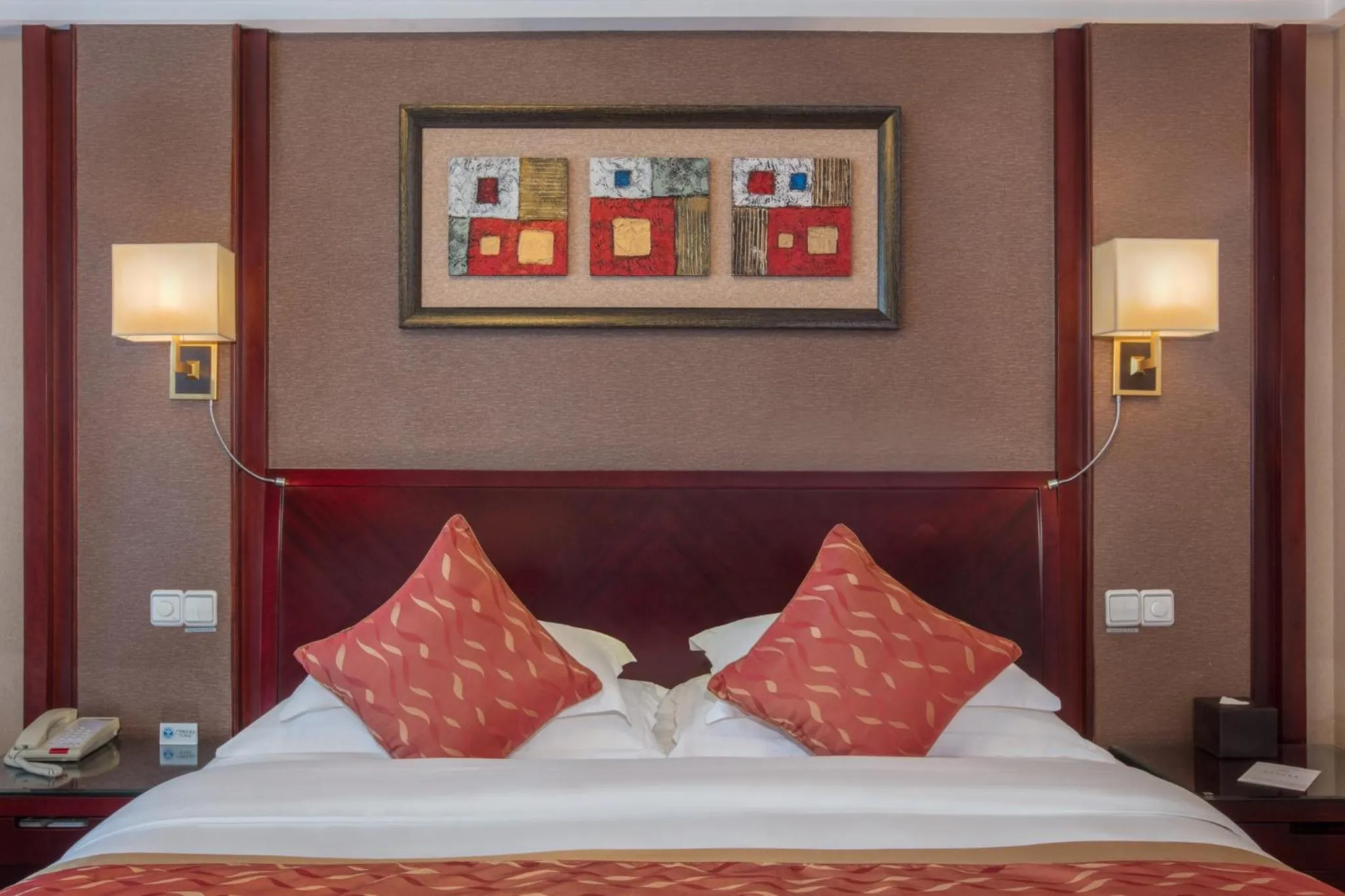 Photo of the whole room, Bed in Crowne Plaza City Center Ningbo by IHG - Near Ningbo Railway Station