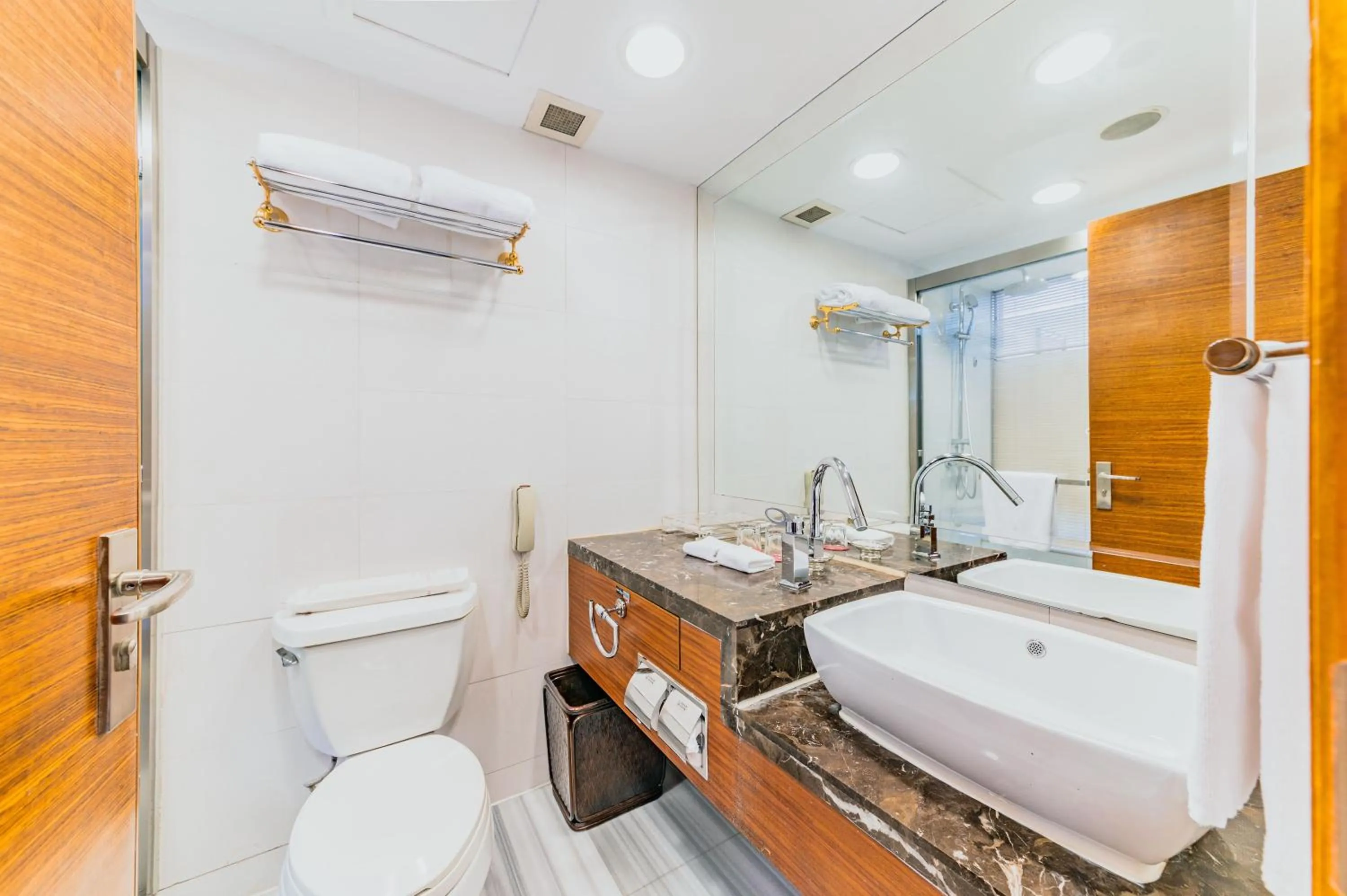 Photo of the whole room in Crowne Plaza City Center Ningbo by IHG - Near Ningbo Railway Station