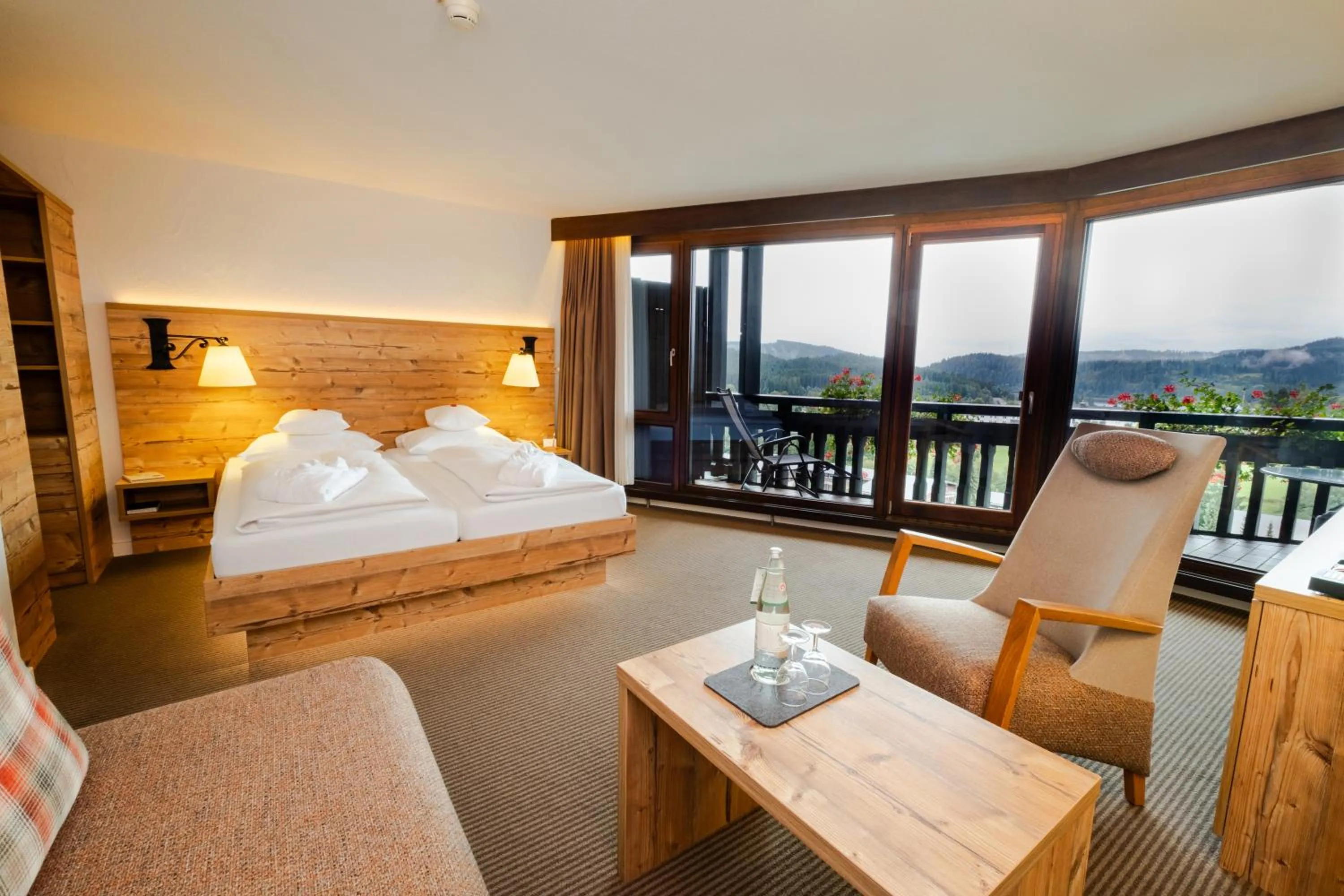 Photo of the whole room, Bed in Hotel Vier Jahreszeiten am Schluchsee