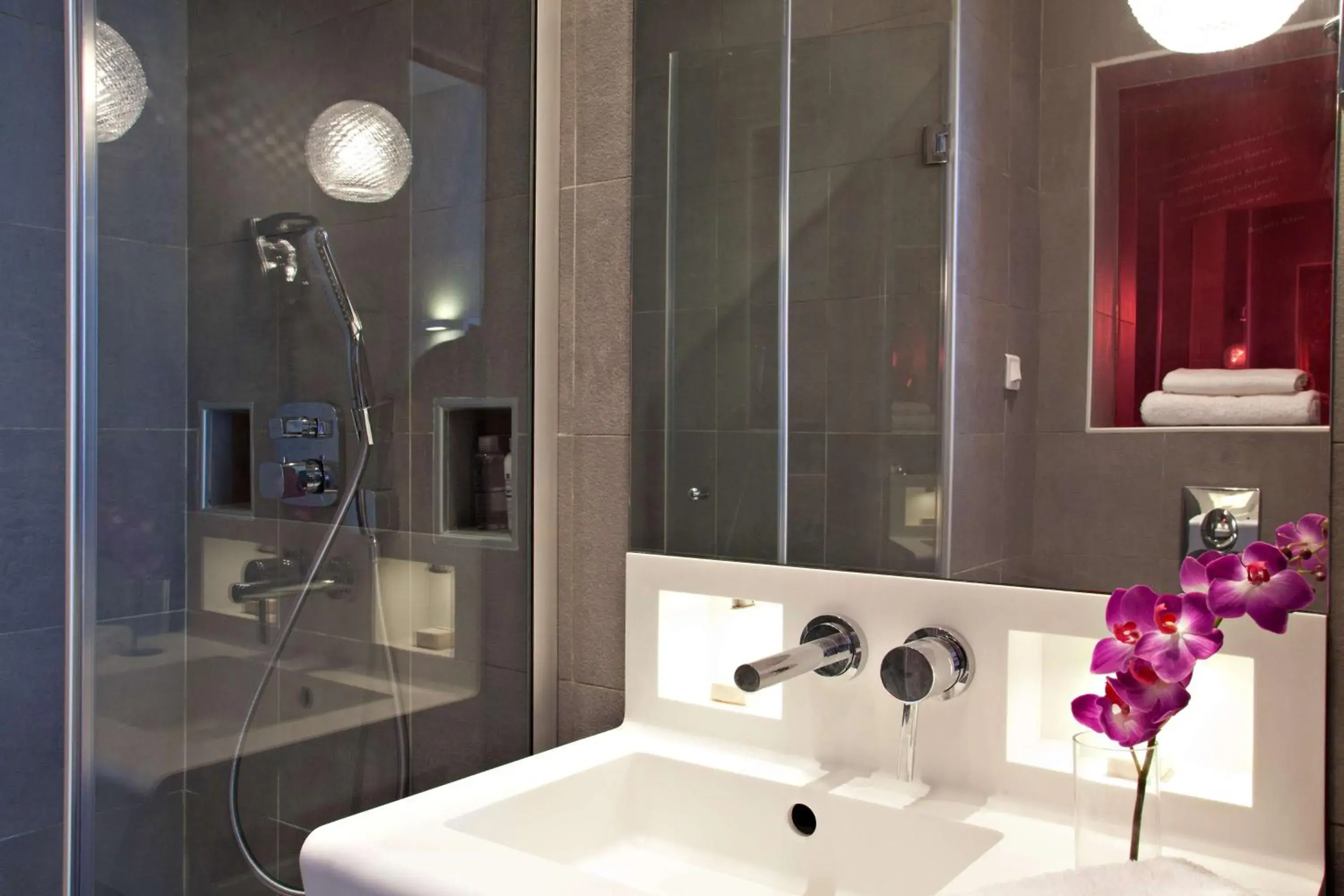 Photo of the whole room in Hotel Elysée Secret Photo of the whole room in Hotel Elysée Secret