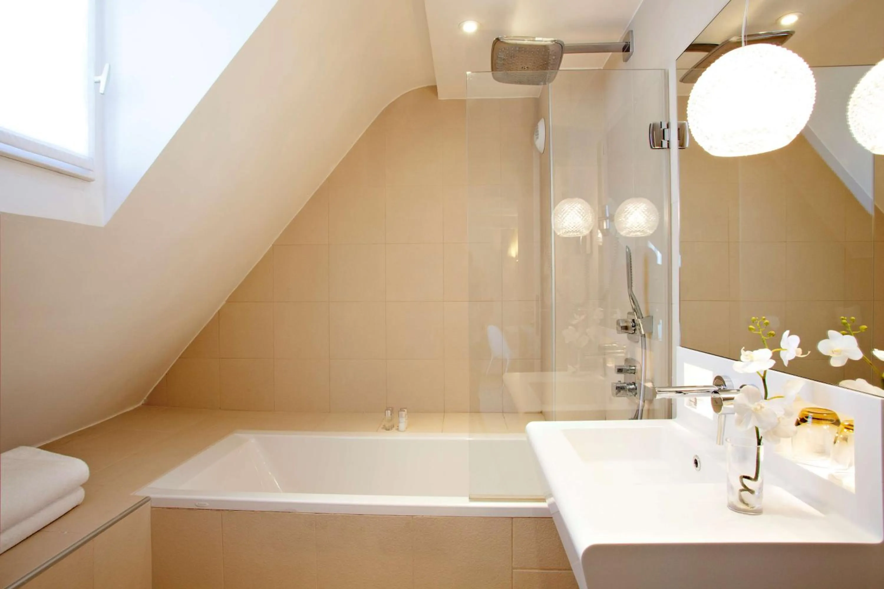 Photo of the whole room in Hotel Elysée Secret