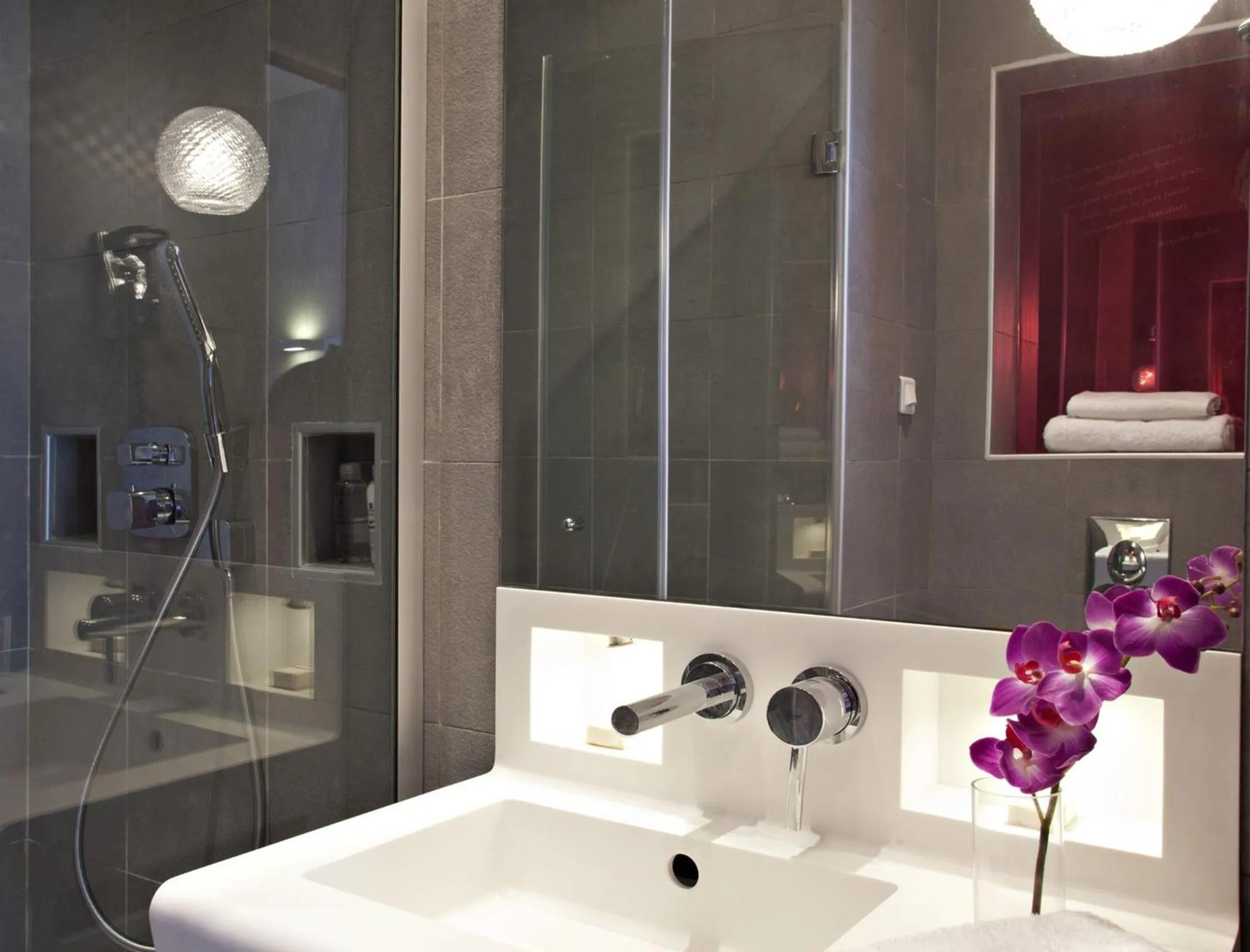 Bathroom in Hotel Elysée Secret