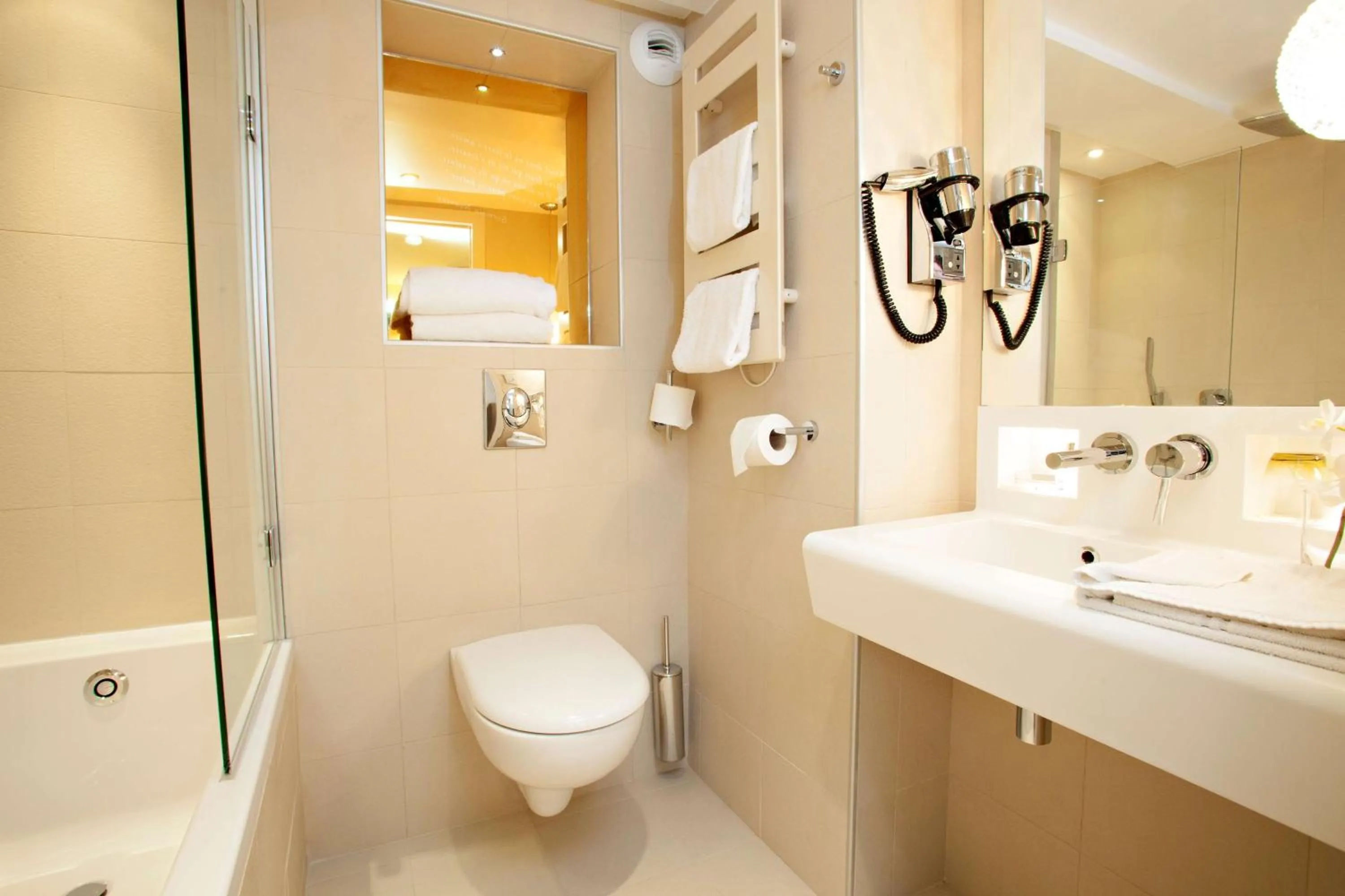 Photo of the whole room in Hotel Elysée Secret