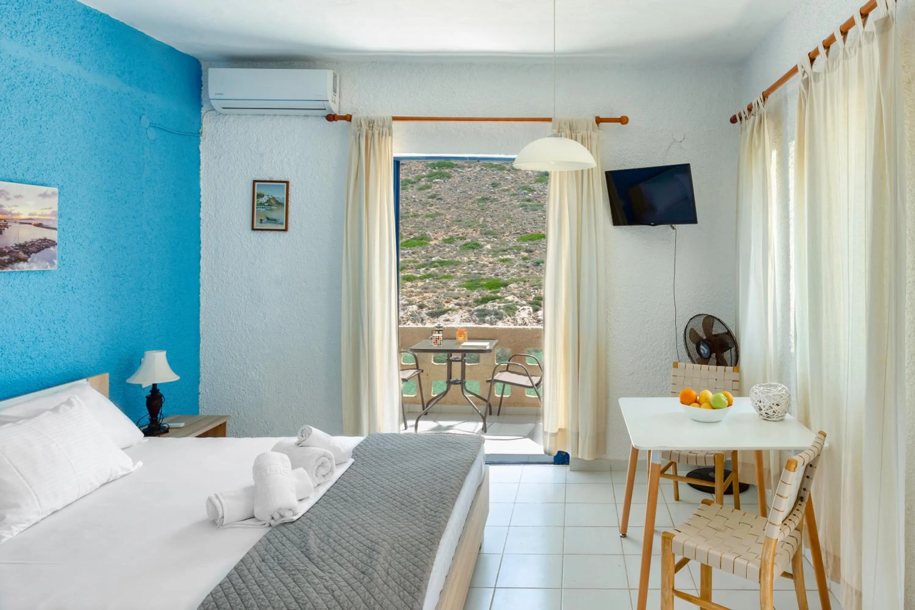 Photo of the whole room, Bed in Little Bay