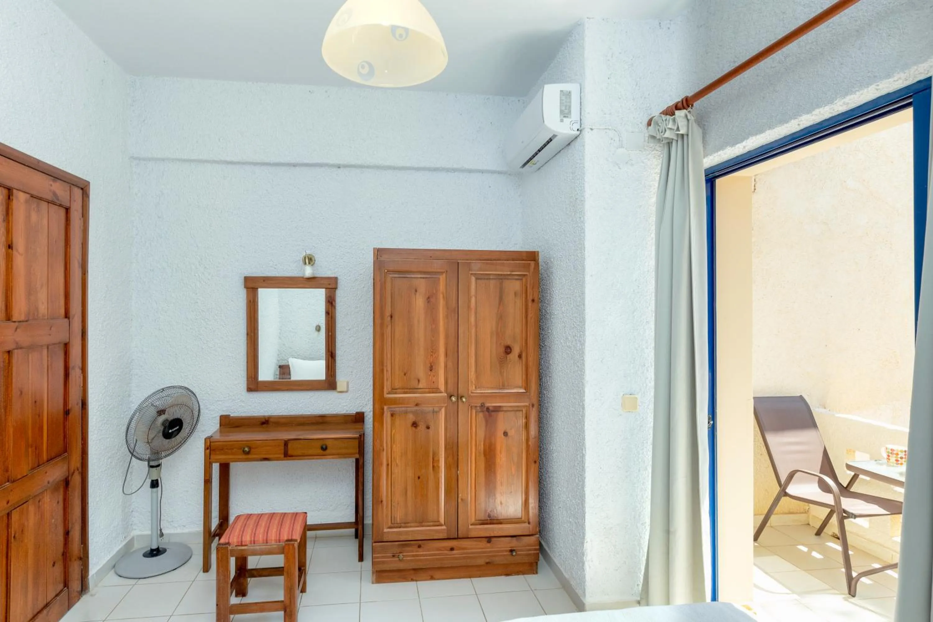 Photo of the whole room in Little Bay