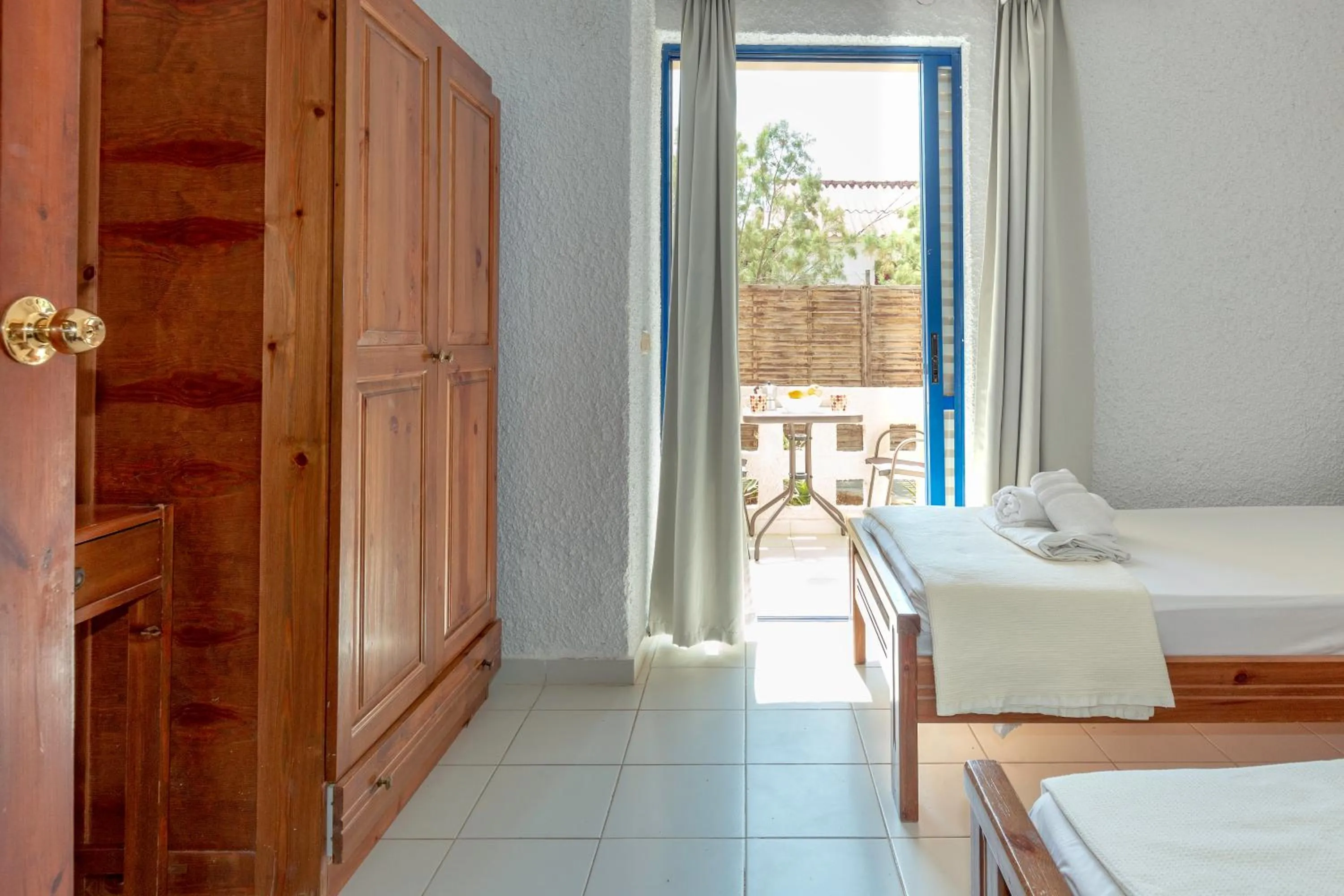 Photo of the whole room, Bed in Little Bay