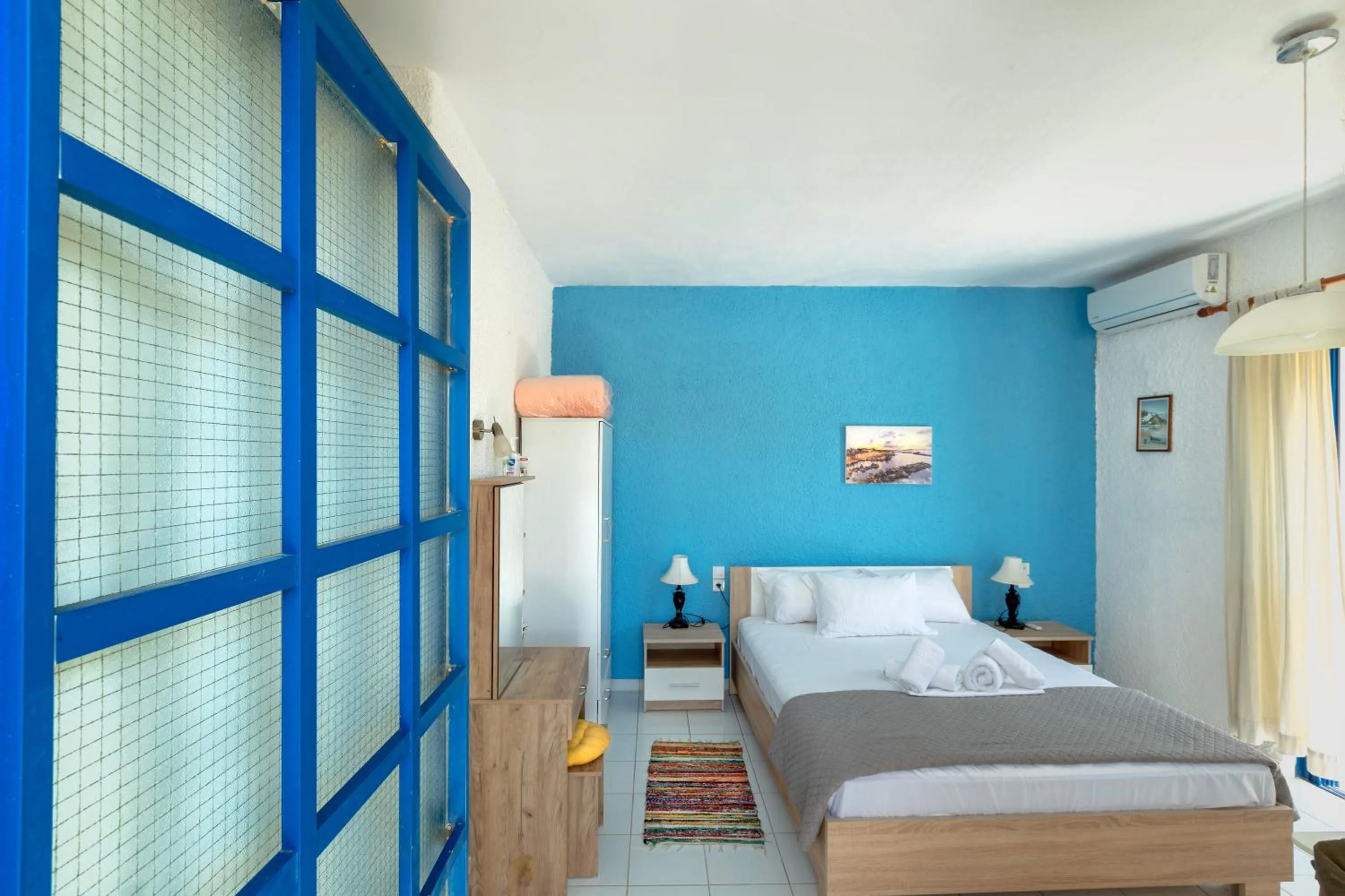 Photo of the whole room, Bed in Little Bay