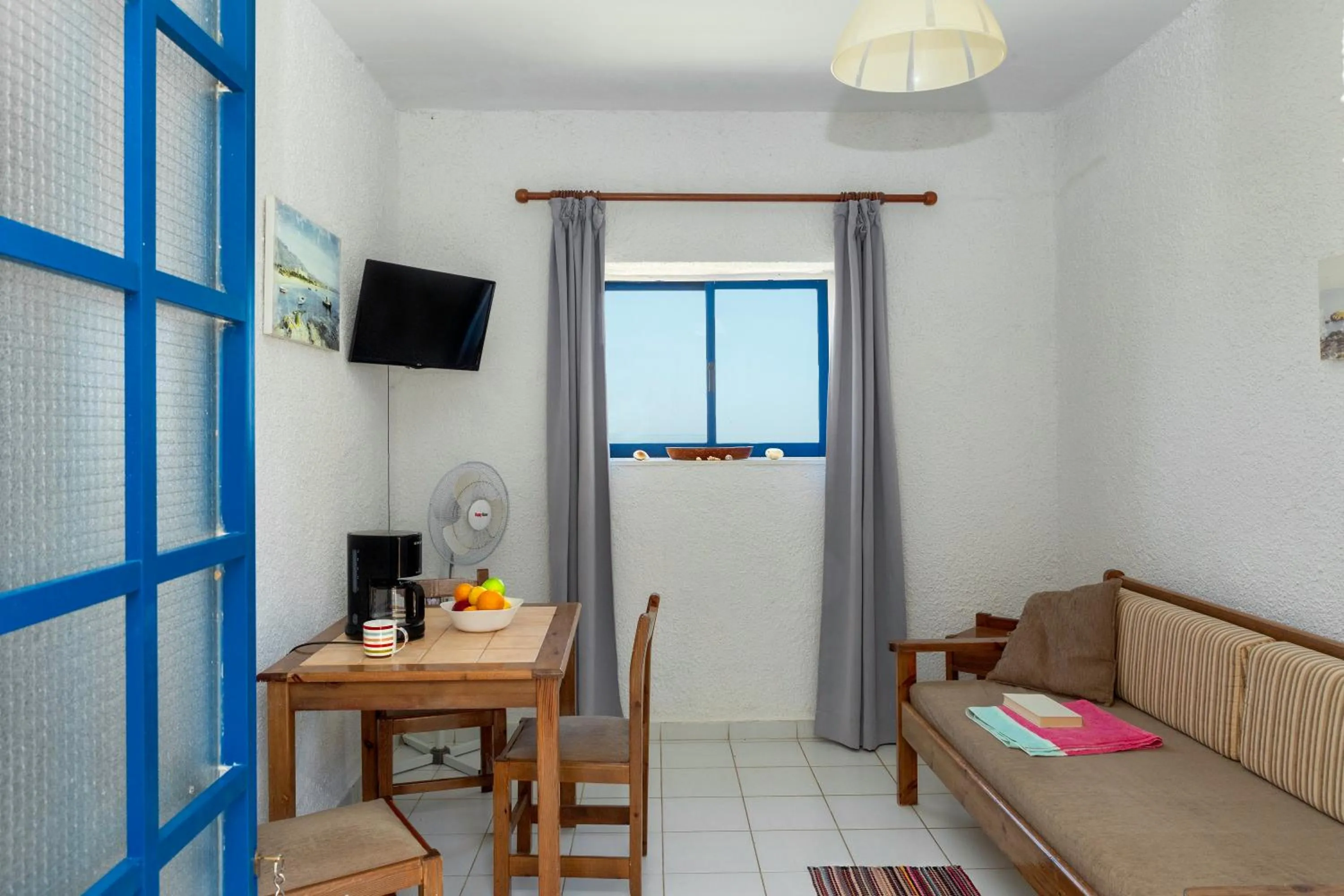 Photo of the whole room, Bed in Little Bay