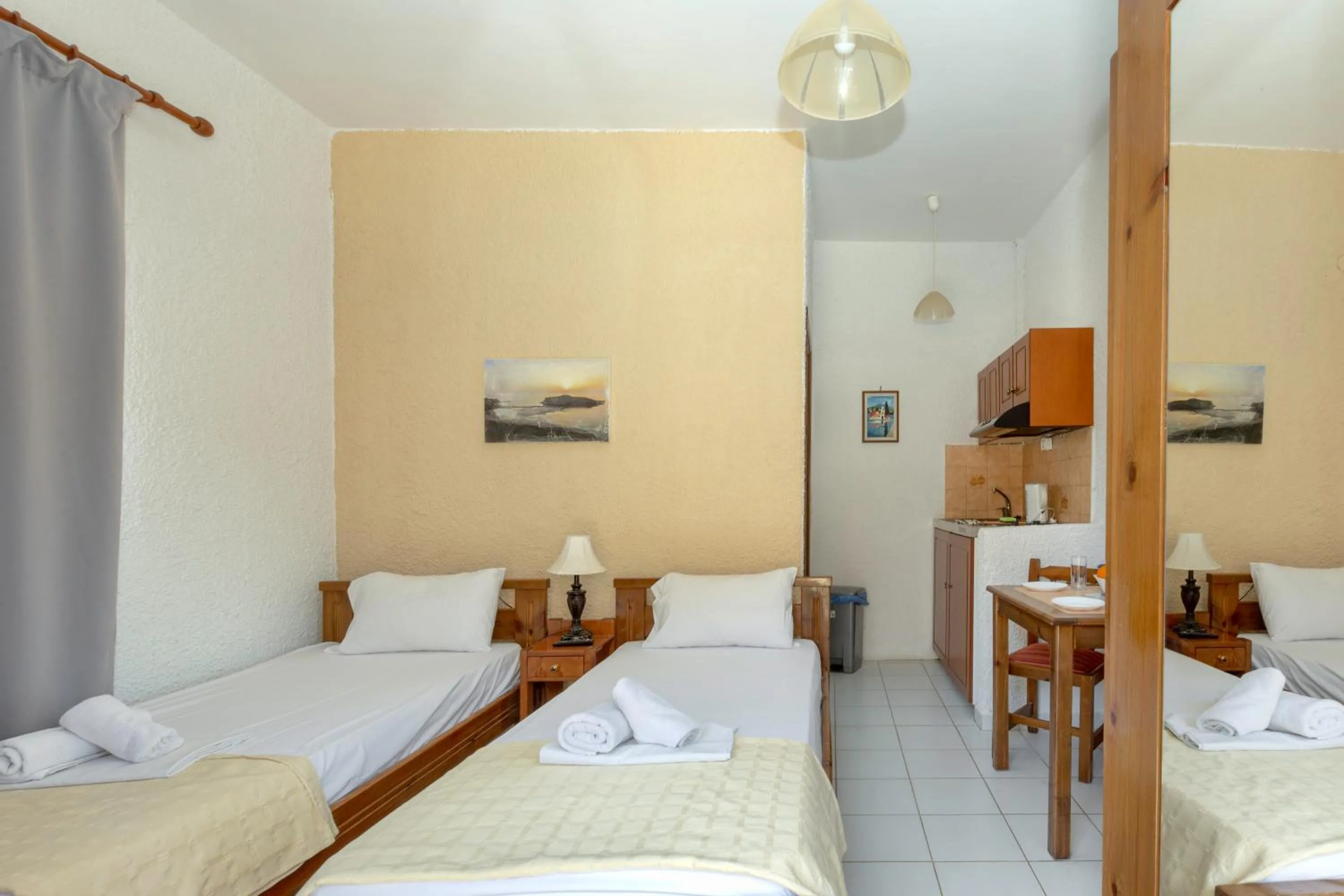 Photo of the whole room, Bed in Little Bay