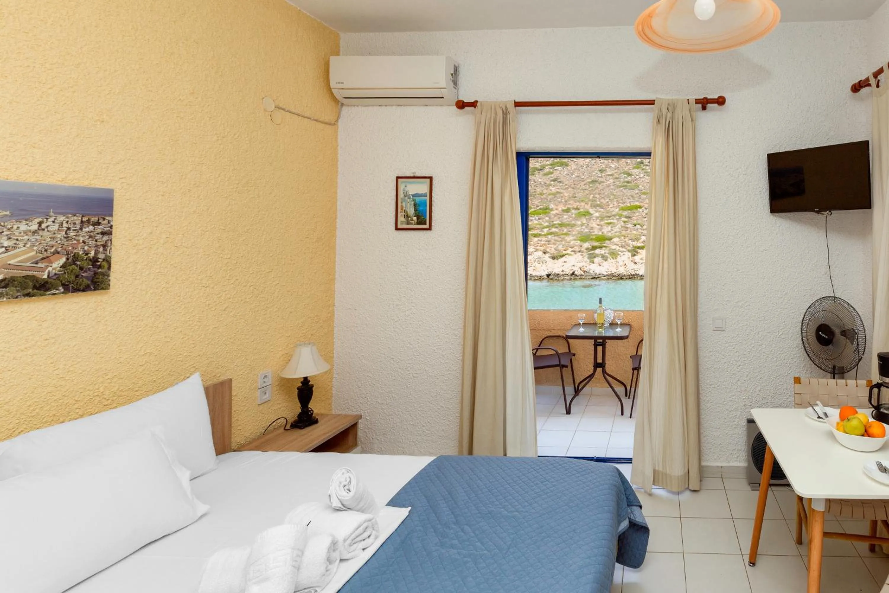 Photo of the whole room, Bed in Little Bay