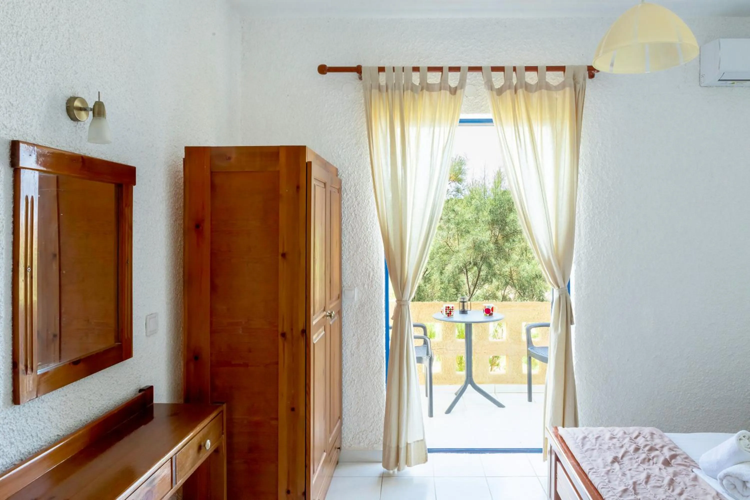 Photo of the whole room, Bed in Little Bay