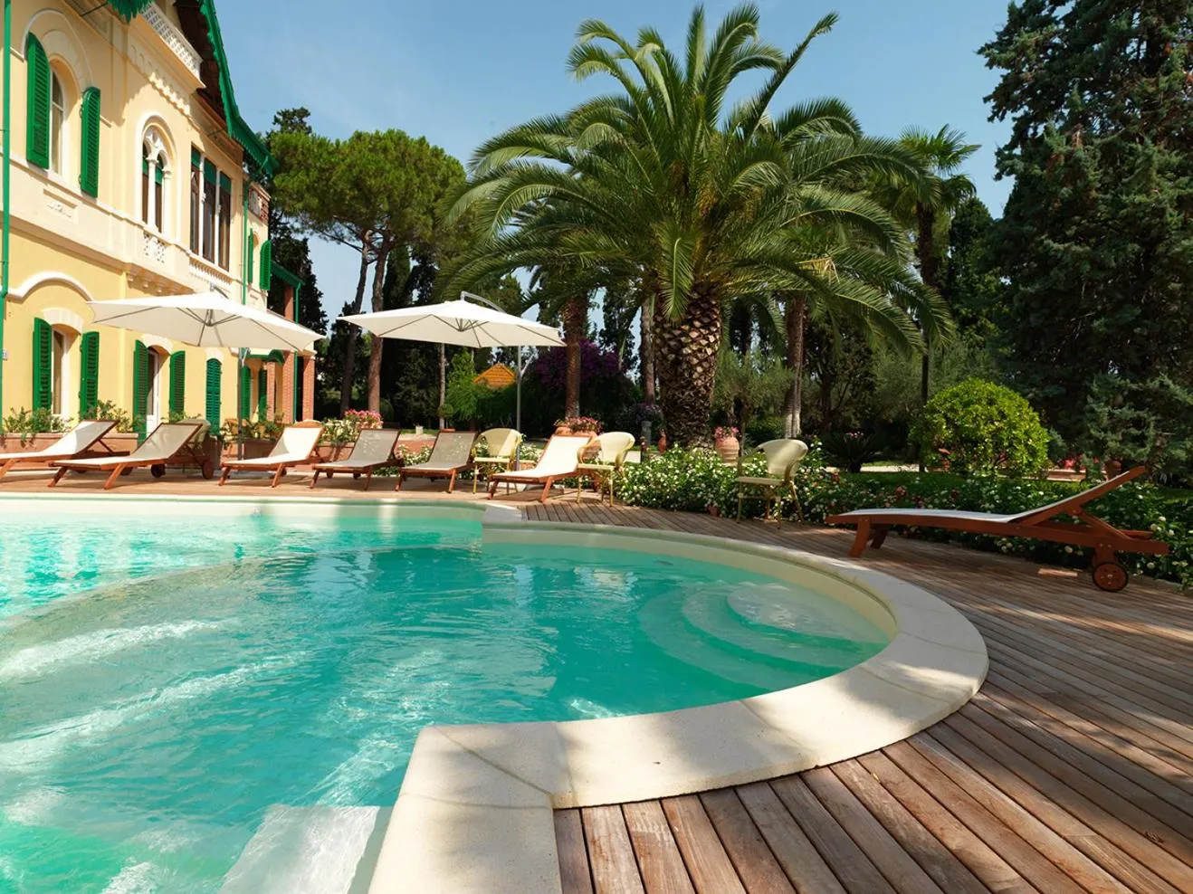 Swimming pool in Villa Rosella Resort