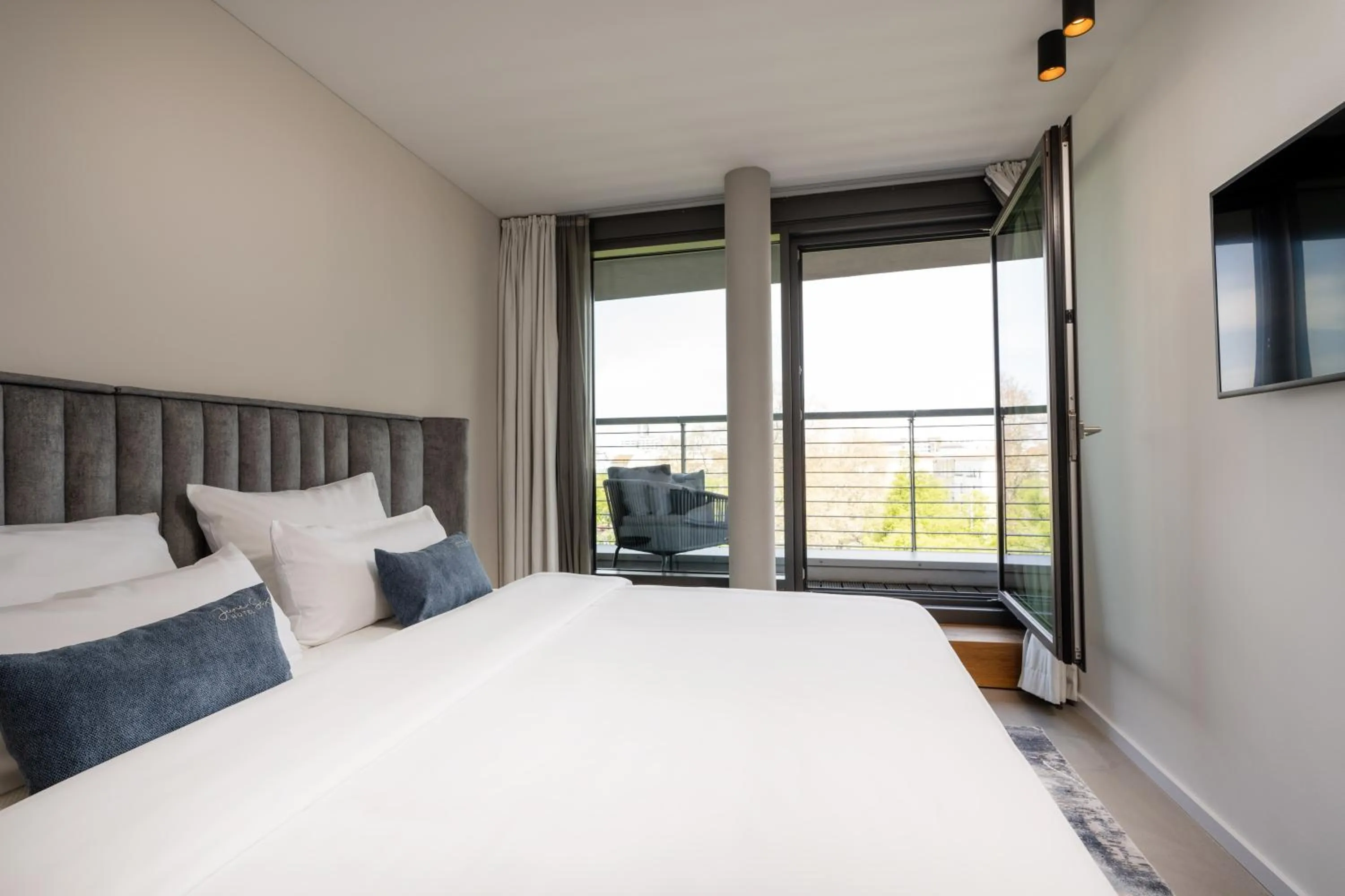 Bed in June Six Hotel Berlin City West