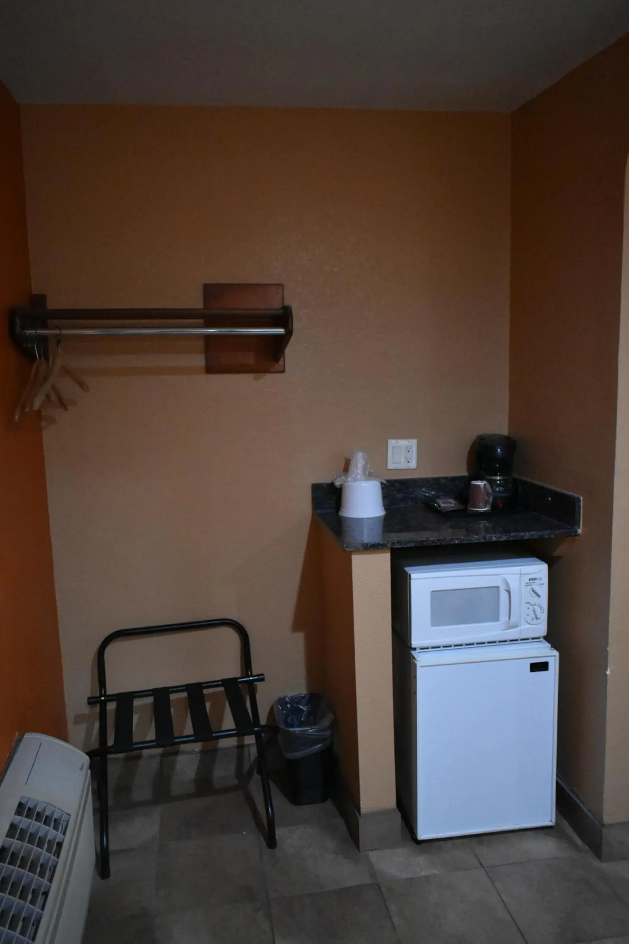 Standard Queen Room - single occupancy in Apex Inn Standard Queen Room - single occupancy in Apex Inn