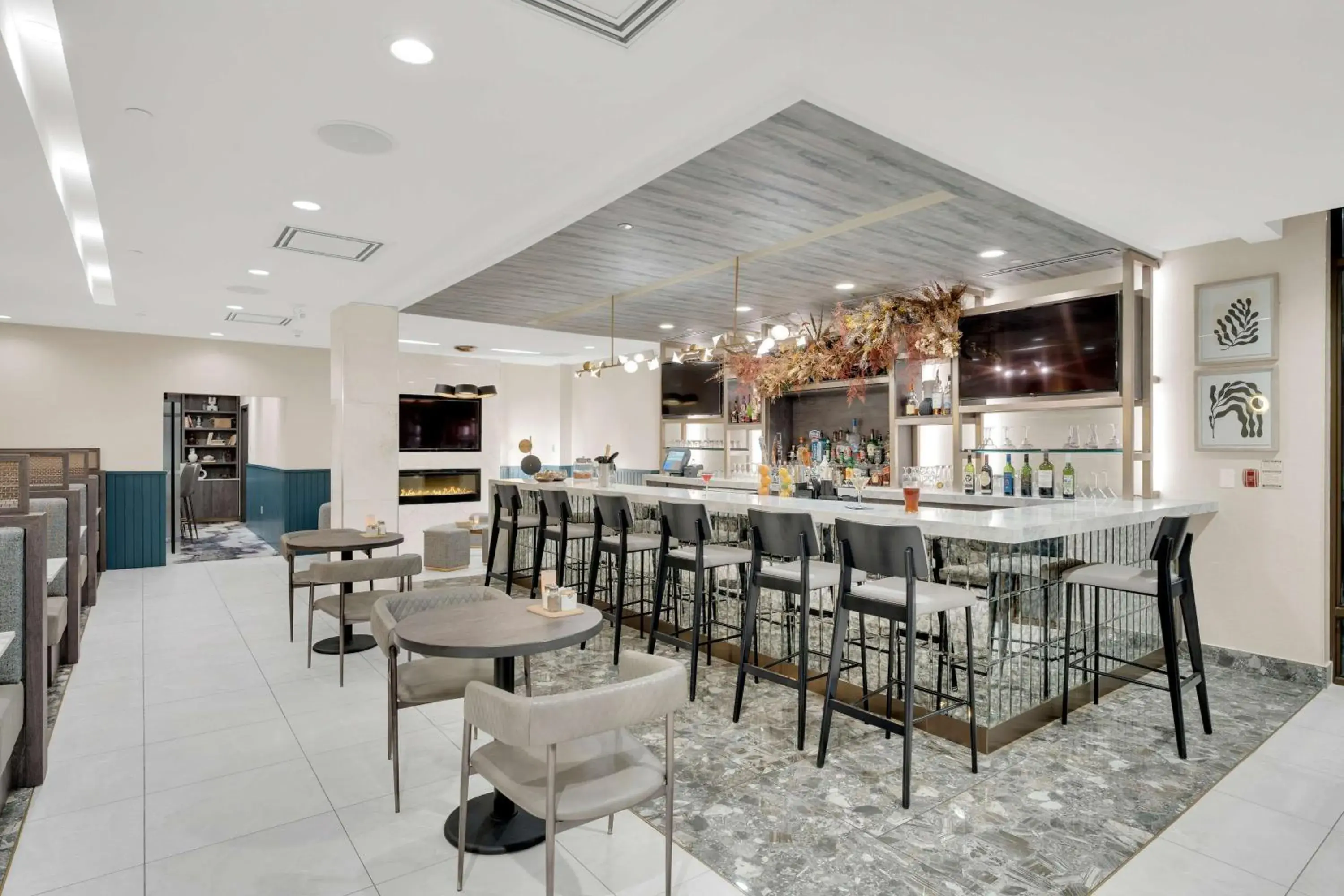 Lounge or bar in Hilton Garden Inn Toronto/Brampton Lounge or bar in Hilton Garden Inn Toronto/Brampton