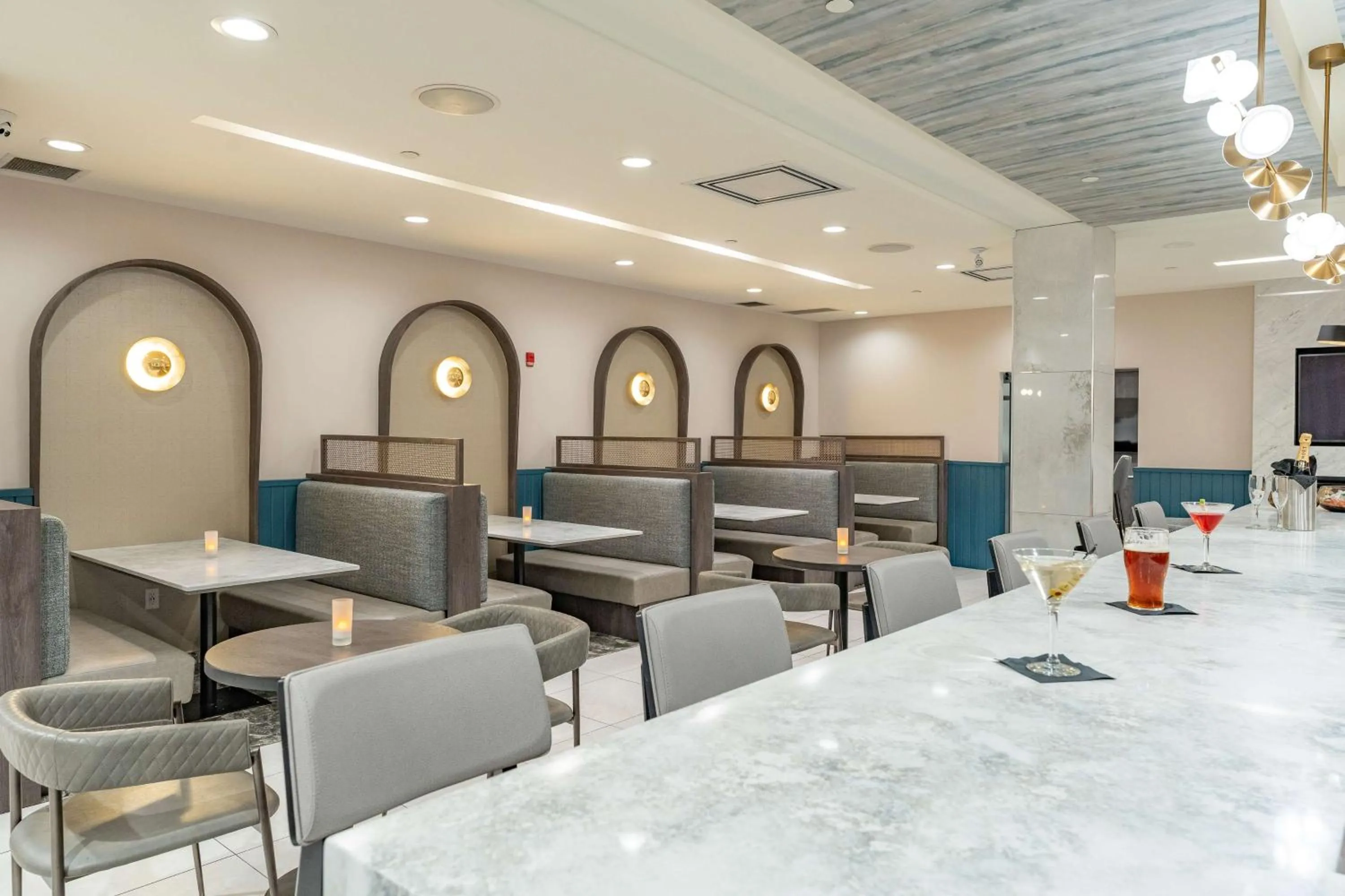 Lounge or bar in Hilton Garden Inn Toronto/Brampton