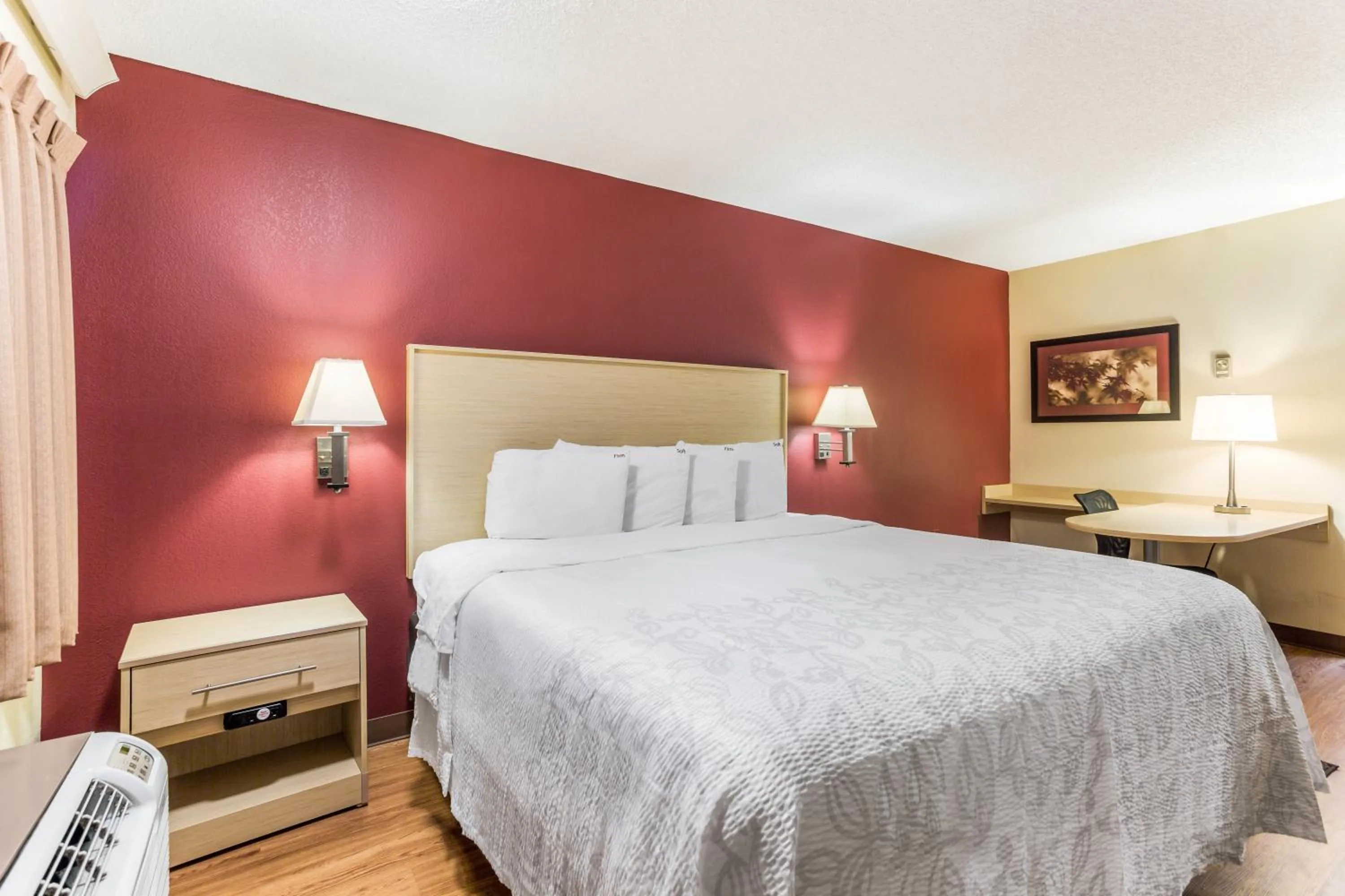 Photo of the whole room, Bed in Red Roof Inn PLUS+ Nashville North Goodlettsville
