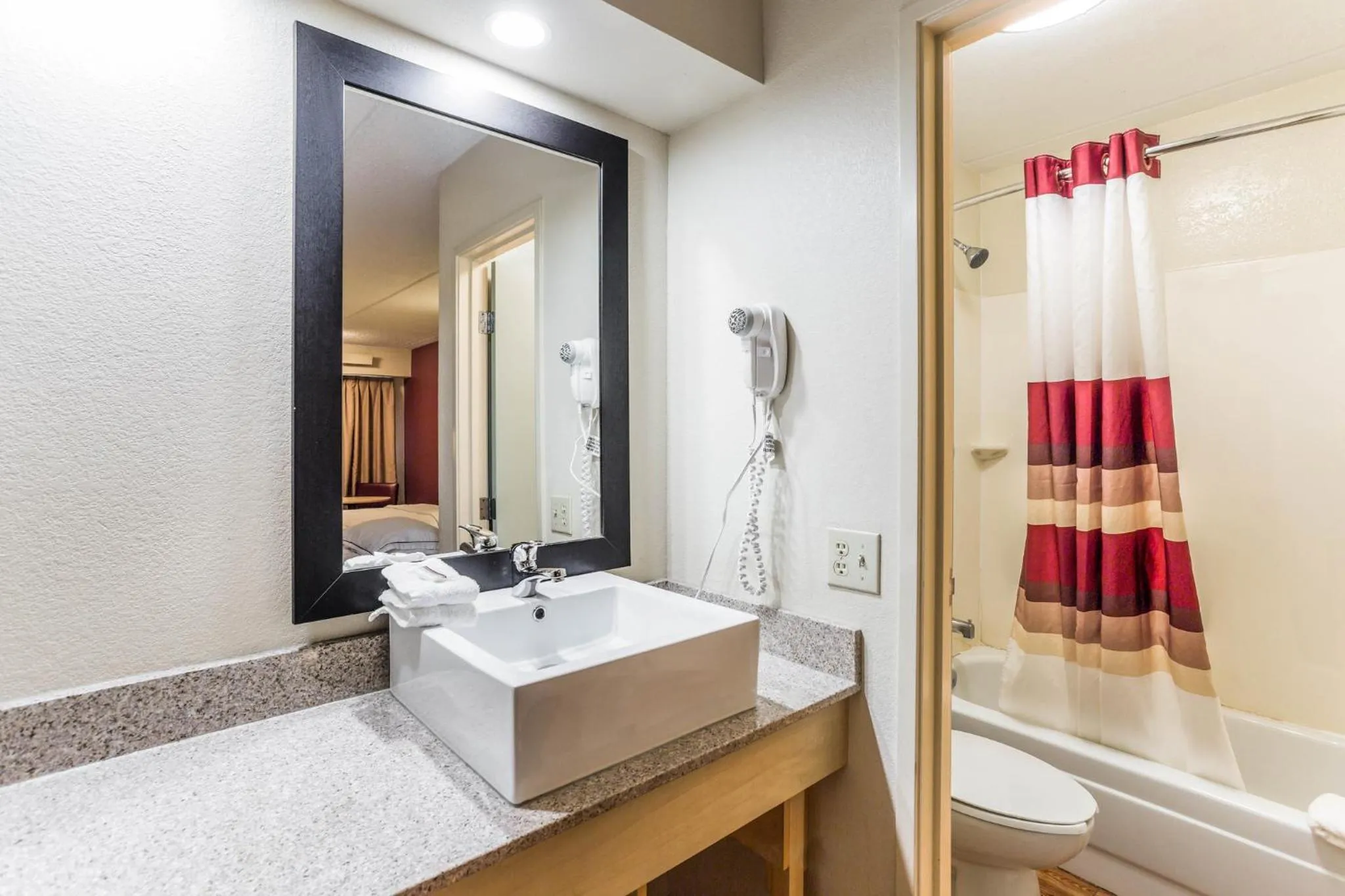 Bathroom in Red Roof Inn PLUS+ Nashville North Goodlettsville